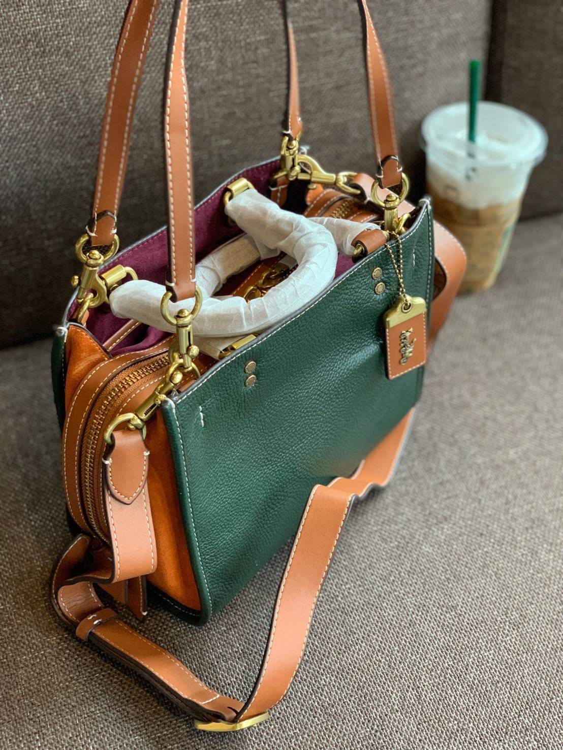 สวยตามซุปตาร์ตัวแม่กันเลยจร้า! COACH ROGUE 25 IN COLORBLOCK((C5575)) 📣พร้อมส่งที่ไทย บอกเลยหลงรักในคุณภาพของหนังแน่นอน! สวยไปกับงานคุณภาพ กระเป๋าหิ้ว//สะพายไหล่//สะพายข้างได้ ทำจากหนังชั้นดีที่สุด จะมีความนิ่มและพองตัวได้สวยงาม ตัดขอบหนังกลับด้านข