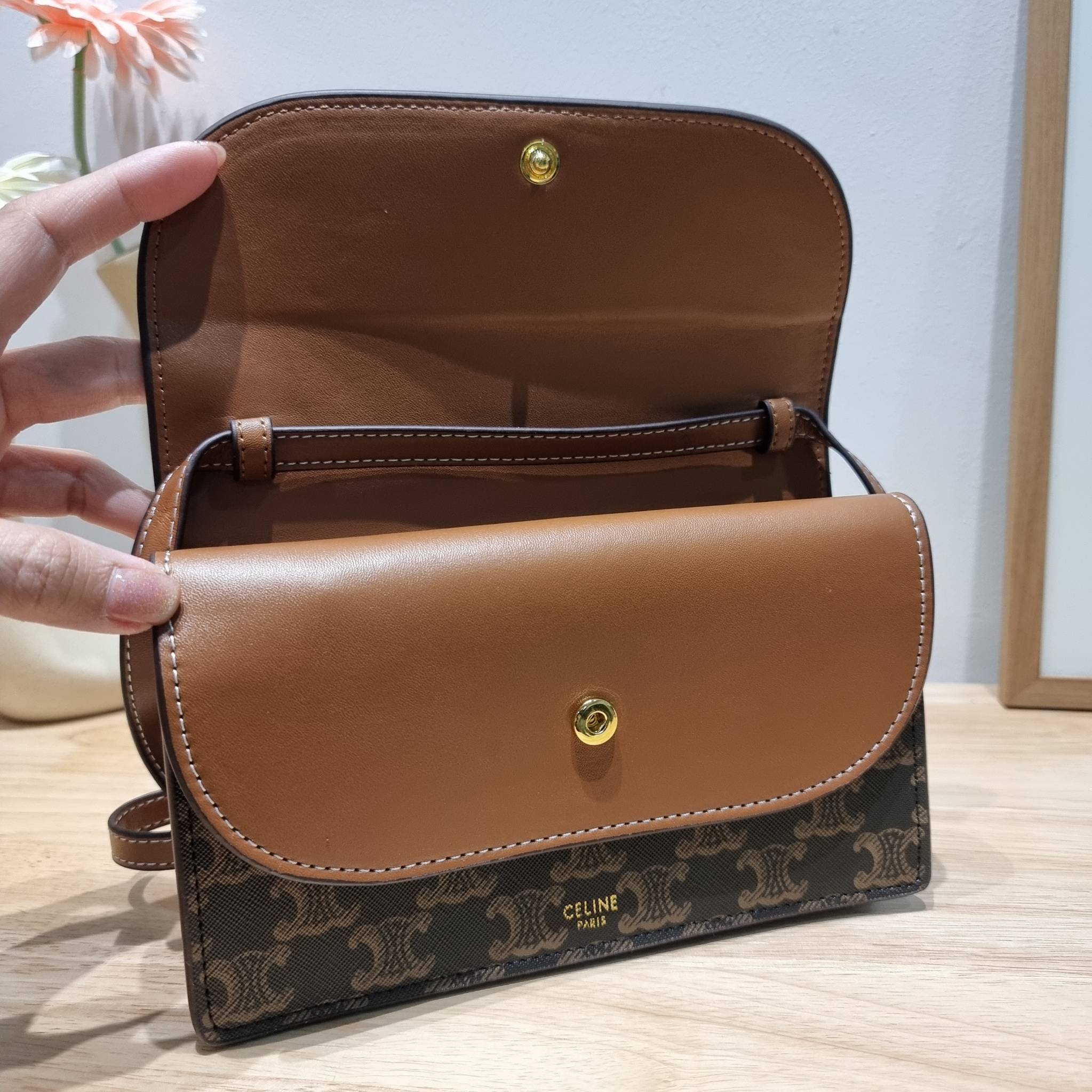 CELINE WALLET ON STRAP IN TRIOMPHE CANVAS AND LEATHER อีกหนึ่งรุ่นยอดนิยม กระเป๋าสะพายกึ่งคลัทช์ ในรูปแบบกระเป๋าสตางค์ ให้พกพาได้ง่าย ใส่ของสำคัญ มือถือ หรือบัตรต่างๆได้