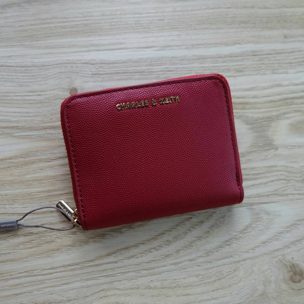 Charles & Keith Basic Square Wallet กระเป๋าสตางค์ใบสั้นซิปรอบ เปิด - ปิดกระเป๋าด้วยซิป ด้านในมีช่องใส่บัตร ช่องใส่ธนบัตร และช่องซิปใส่เหรียญค่ะ