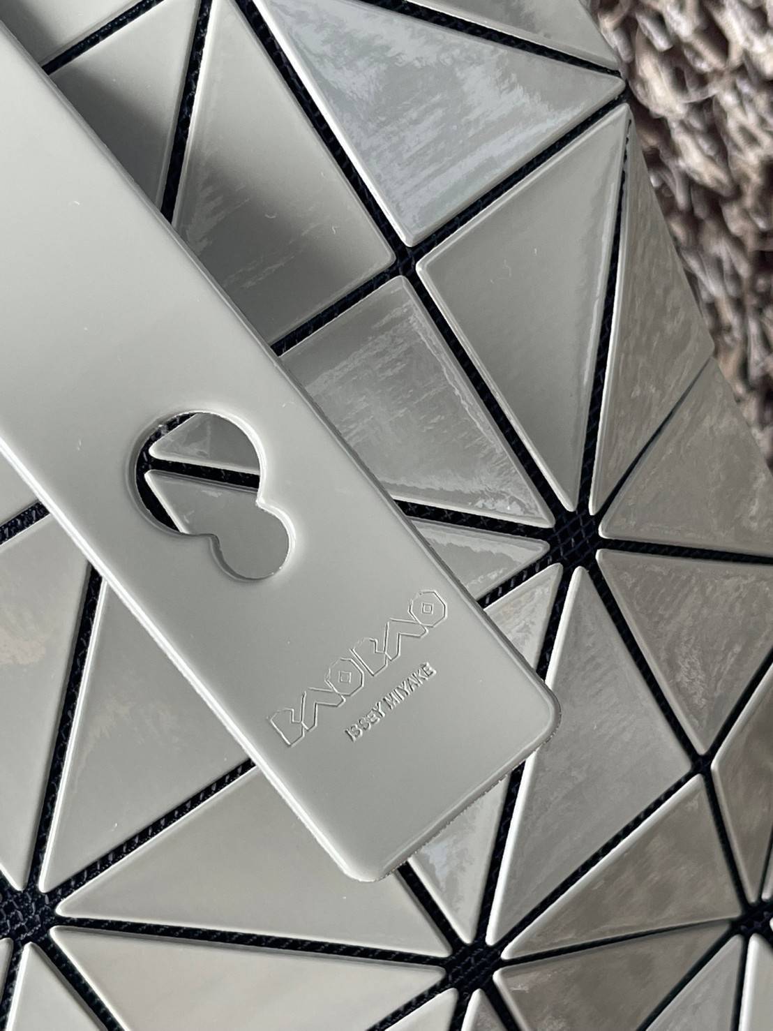 Bao Bao Issey Miyake ROCK MATTE ซีรีส์นี้จะเป็นทรงสี่เหลี่ยมผืนผ้า มีซิปปิดด้านบน ถือเป็นรุ่นที่เหมาะกับการใช้งานในชีวิตประจำวัน สามารถพับมุมและบริเวณด้านล่างของกระเป๋าเพื่อเพิ่มความสะดวกสบายในการใช้งาน ทั้งยังช่วยให้วางกระเป๋าในแนวตั้งได้อีกด้วย แผ่นต่อส