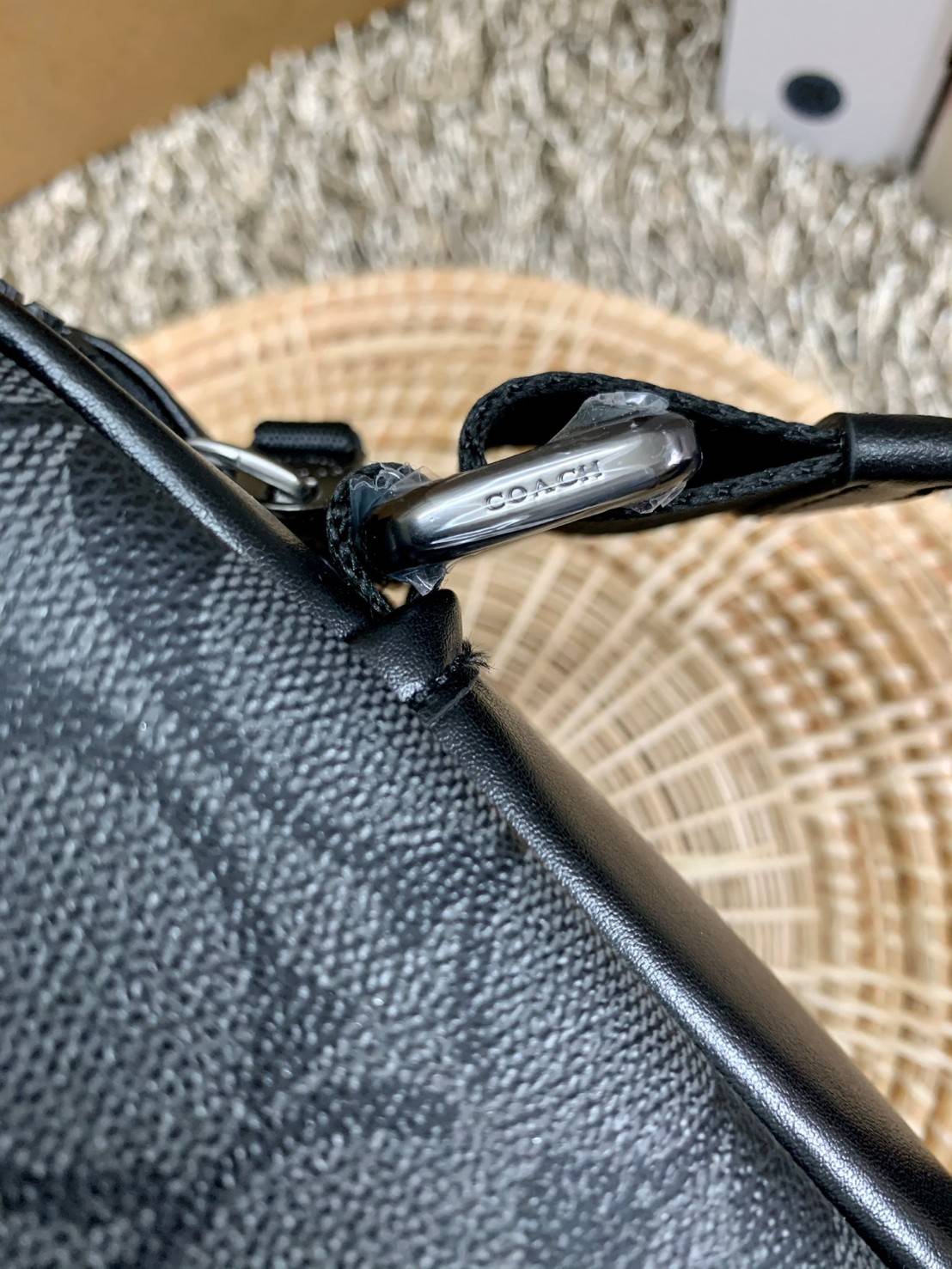 รุ่นที่คุณผู้ชาย2021 ต้องมีค่ะ💥 COACH 6788 EDGE STRADDLE SHOULDER BAG พร้อมส่งที่ไทย น่าใช้มากๆค่าา🔥 กระเป๋าสะพายแบบครอสบอดี้ร์ ทรงสวย หนังแท้นิ่มอย่างดีค่ะ ด้านหน้ามีช่องซิปซ่อนให้หนึ่งช่องนะคะ เปิดปิดช่องหลักแบบซิปคู่ภายในลึก ใส่ของจำเป็