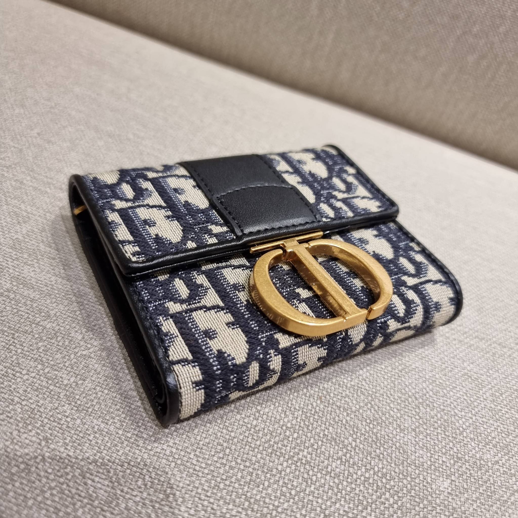 VIP 】CD TRIFOLD WALLET WITH GWP ที่สุดของความคลาสสิค กระเป๋าสตางค์ใบสั้นแบบพับ พรีเมี่ยมกิ๊ฟจากเคาน์เตอร์ วัสดุผ้าแคนวาสปักลาย สลับหนังแท้ภายใน โลโก้สีทองเหลือง สวยวินเทจ โดดเด่นเป็นเอกลักษณ์ ภายในมีช่องใส่บัตร ใส่ธนบัตร ใส่เหรียญได้ คัดมาให้แบบปังๆ ต้องจ