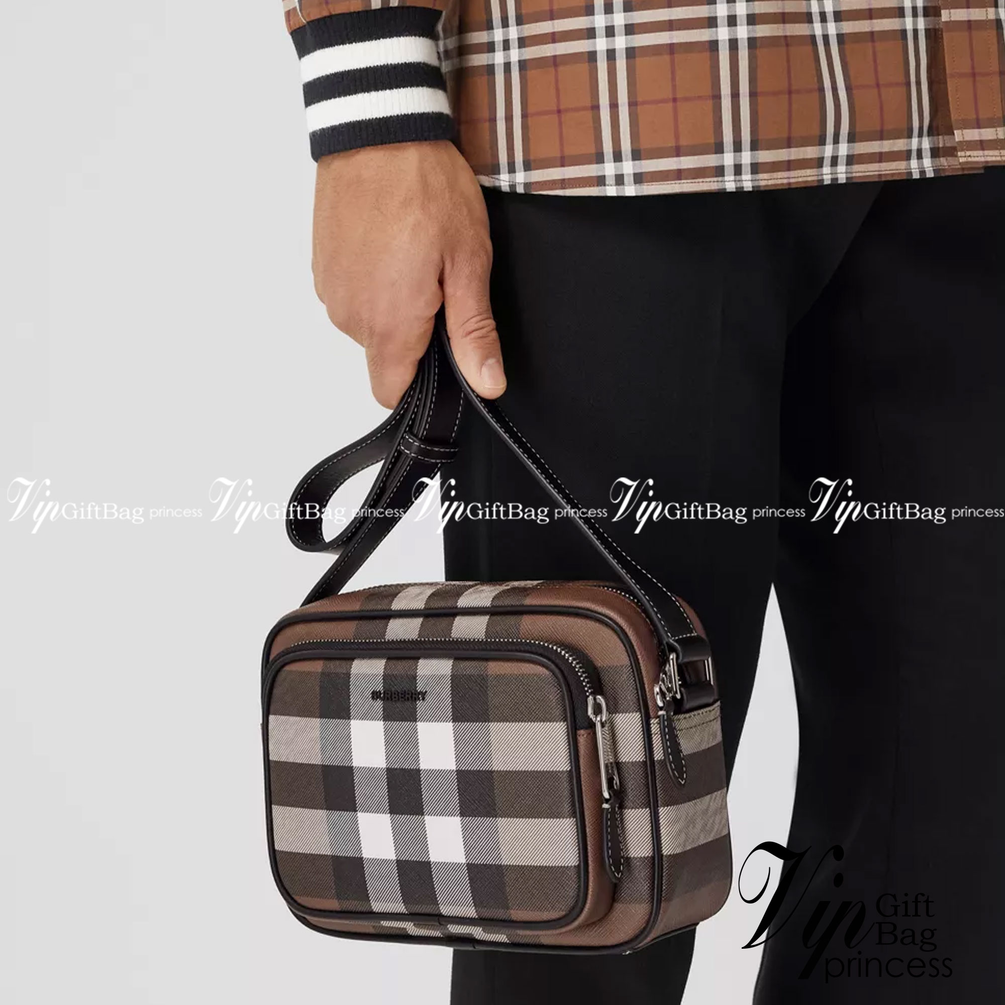 Burberry Vintage Check And Leather Crossbody Bag / Burberry Check Crossbody รุ่นใหม่ล่าสุด คุณผู้ชายช็อปด่วนค่า 🇬🇧 NEW ARRIVAL วัสดุ CANVAS อยู่ทรง ด้านหน้มีช่องซิปใส่ของหนึ่งช่อง ช่องหลักปิดเปิดด้วยซิป Rare items เด็ดๆแบบนี้ห้ามพลาดน้าาา