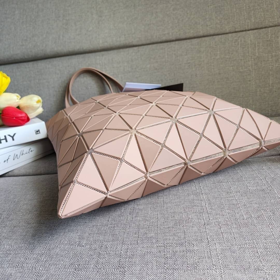 BAO BAO ISSEY MIYAKE LUCENT ONE-TONE กระเป๋า Bao Bao จากแบรนด์ดัง Issey Miyake แบรนด์แฟชั่นจากประเทศญี่ปุ่น ซึ่งมีสินค้ามากมายไม่ว่าจะเป็นเสื้อผ้า นาฬิกา น้ำหอม และที่ขาดไม่ได้นั่นก็คือ กระเป๋า Bao Bao ที่มีความพิเศษในเรื่องของวัสดุและดีไซน์ที่ครองใจสถาปน
