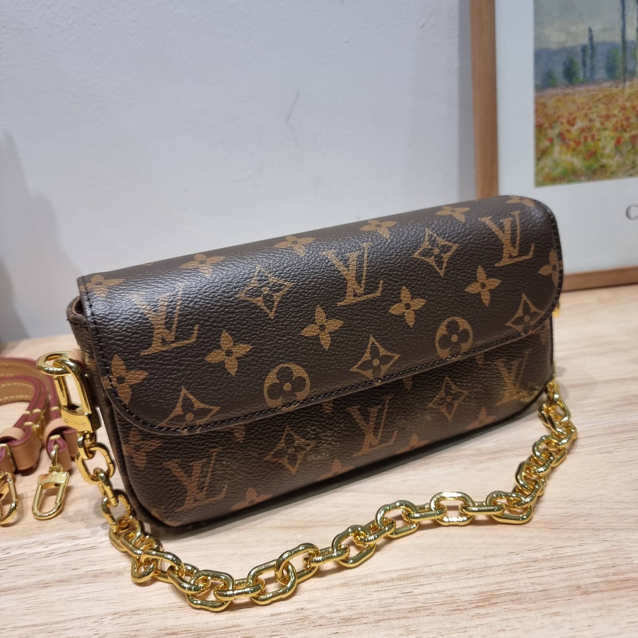 LV IVY WALLET ON CHAIN กระเป๋าสะพายกึ่งกระเป๋าสตางค์ รุ่นยอดนิยม สุดคุ้มด้วยลูกเล่นที่หลากหลาย สายสะพาย 2 เส้น สะพายไหล่และสะพายข้าง