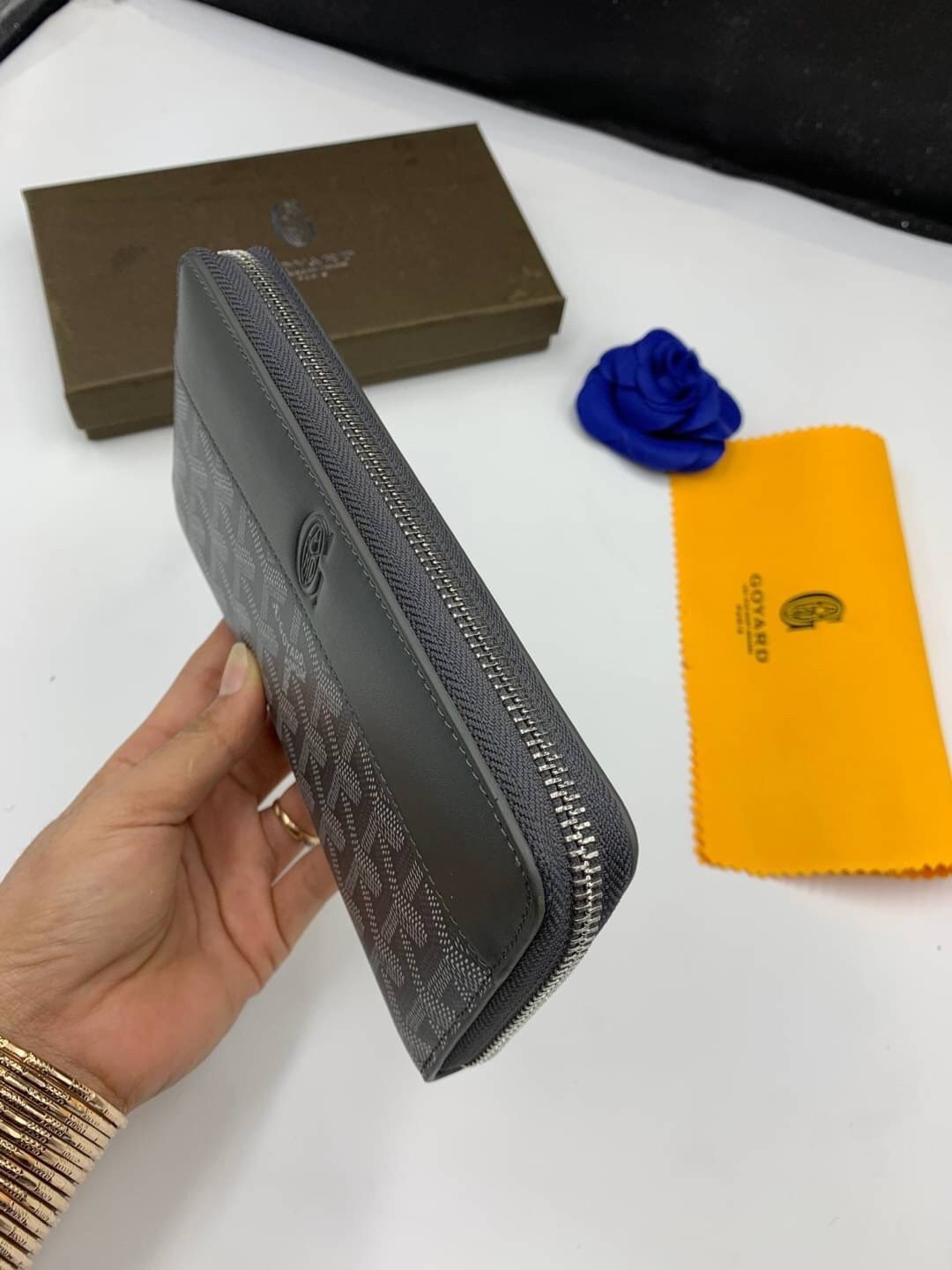 VIP GIFT 】GOYARD round zipper Matignon Long Wallet กระเป๋าสตางค์ซิปรอบใบยาว พร้อมส่ง 6 สี เหมาะกับการใช้งานทุกรูปแบบ นอกจากเพิ่มความมั่นใจแล้ว ยังทำให้ชีวิตของเราง่ายขึ้นอีกด้วย โดยการเปิดปิดแบบซิปรอบ สามารถใส่ธนบัตร เหรียญ บัตรต่างๆได้หลายใบเลยทีเดียว ขน