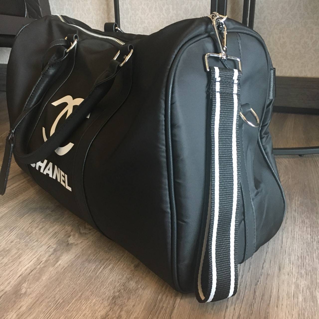 New item! อีกหนึ่งรุ่นที่การันตีความคุ้ม กับรุ่น travel & fitness bag จากงานพรีเมี่ยมกิ้ฟแบรนด์หรูอย่าง Chanel ตัวกระเป๋า nylon สลับหนัง PU กันน้ำได้ สกรีนโลโก้แบรนด์ตัดสีขาว เปิดปิดด้วยซิปแบรนด์ อะไหล่คุณภาพเยี่ยม ด้านในจุของได้เยอะมากๆ สายยาวแข็งแรง ถอด