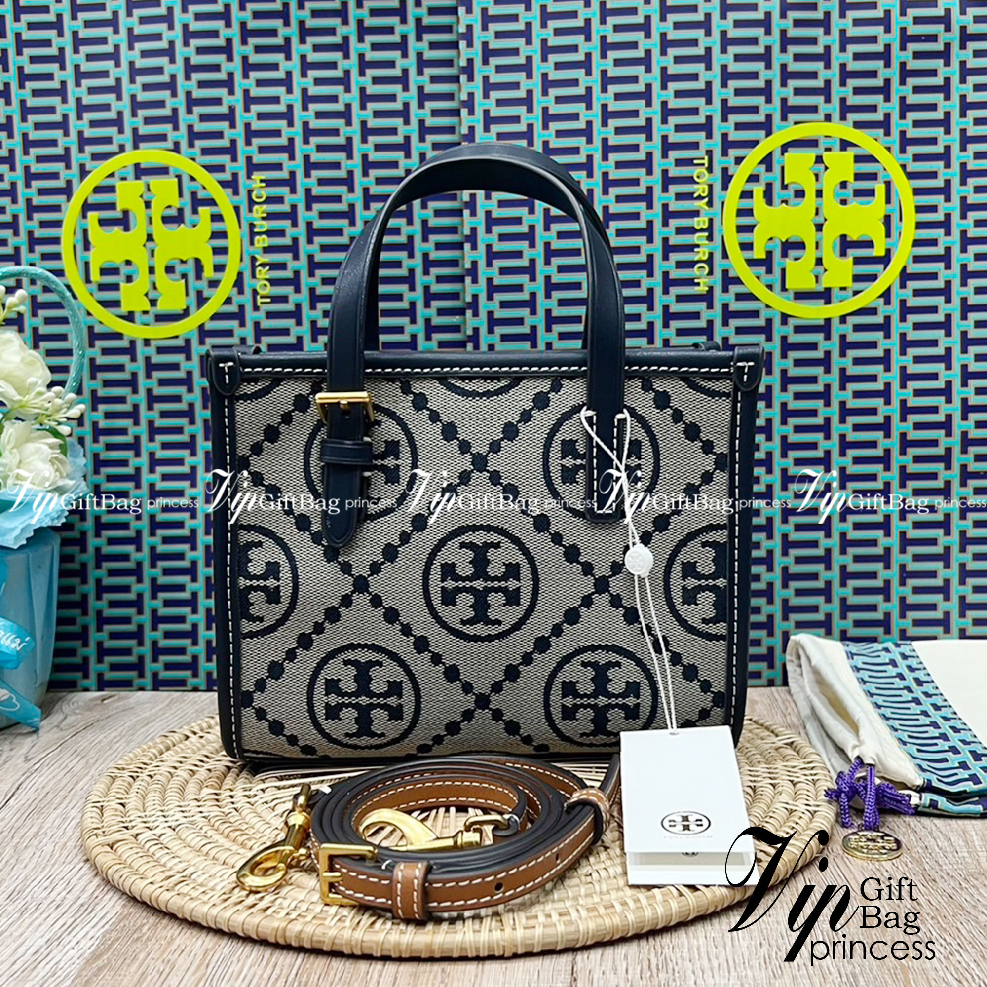 Tory Burch Mini T Monogram Square Tote / TORY BURCH Shopper Tote Bag 19cm ใบเล็ก กระเป๋าทรงโท้ท รุ่นใหม่ Square Tote ตกแต่งขอบด้วยหนังหรู มาพร้อมช่องเก็บของที่จุของได้มากมาย และสายจับกระเป๋าที่สามารถสะพายขึ้นไหล่ เหมาะสำหรับการใช้งานหลากหลายรูปแบบ รังสรรค
