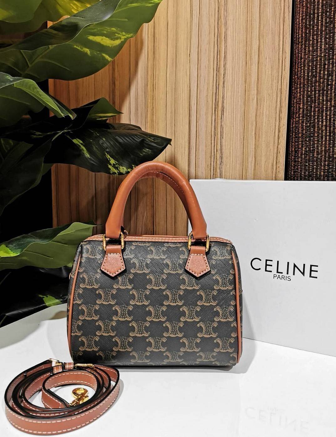 CELINE MINI CROSSBODY BAG VIP วัสดุ Triomphe Canvas สวยอยู่ทรงดีไซน์ยอดนิยมทรง Speedy ไม่มีเอ้าท์ค่ะ เปิดปิดด้วยซิปแบรนด์อะไหล่ทอง ใส่กระเป๋าสตางค์ มือถือ ของจุกจิกได้เยอะ หูจับแข็งแรงพับลงได้ พร้อมสายหนังยาวปรับระดับได้ถอดได้ อะไหล่แบรนด์สีทองหรูมีโลโก้ 