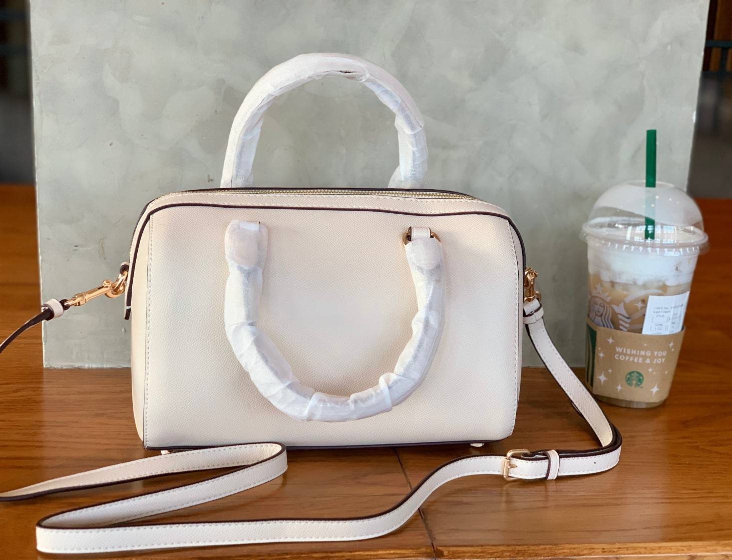 COACH ROWAN SATCHEL BAG ((79946)) กลับมาอีกครั้ง พร้อมสีหายากค่ะ! กระเป๋าหิ้วทรงหมอนสุดฮิตของสาวๆ//สะพายข้างได้ หนังแท้ ลายหนังสวย ทรงสวย ด้านหน้ามีช่องซิปให้หนึ่งช่อง เปิดปิดช่องหลักแบบซิป ภายในกว้างใส่ของจำเป็นของสาวๆได้ครบ มีช่องเล็กและช่องซิปใส่ของจุก