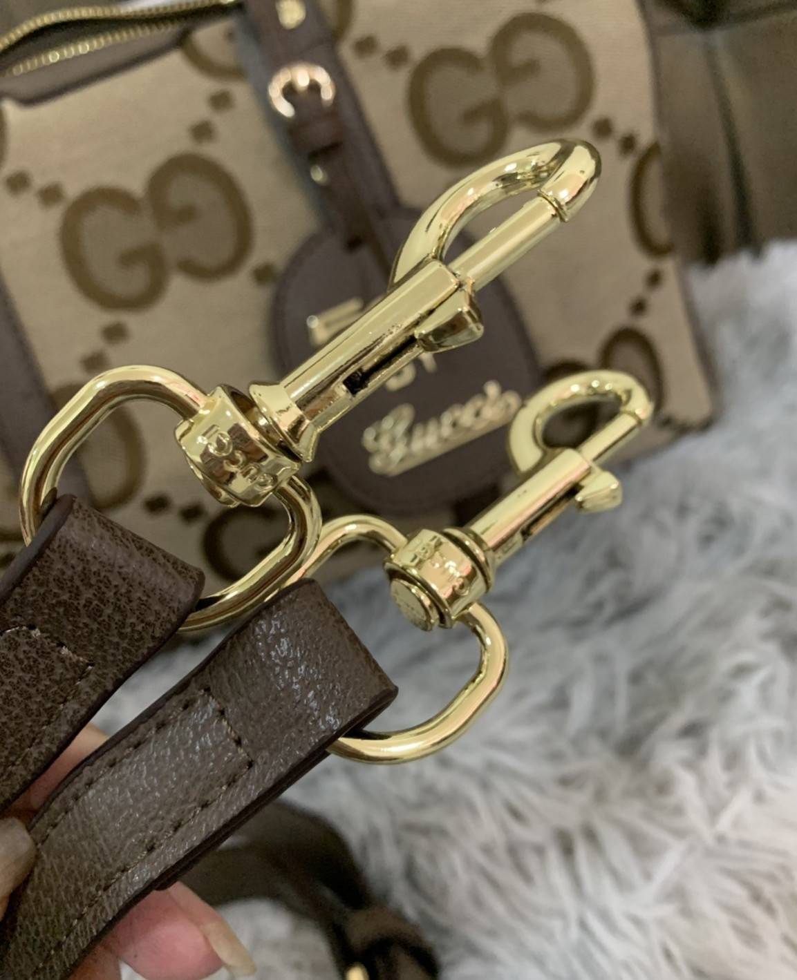 VIP 🥂 Gucci Vintage Web Boston Bag / Gucci Travel กระเป๋าทรงหมอนยอดนิยม สำหรับสาวๆ ผู้รักการพกพาของเยอะๆ ไปไหนมาไหนตลอดเวลา เหมาะใช้ทั้งในชีวิตประจำวันหรือใช้เป็นกระเป๋าเดินทางก็ได้ โดดเด่นด้วยลวดลายซิกเนเจอGucci วัสดุcalfskin อะไหล่ทอง ขนาดกำลังด
