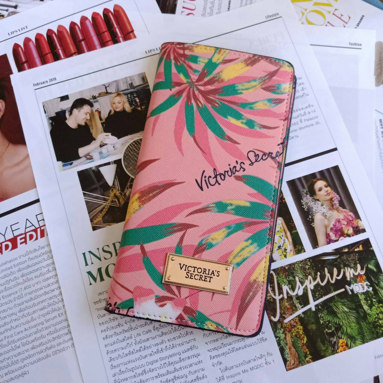 กระเป๋าสตางค์แบบพับจากแบรนด์ดัง VICTORIA'S SECRET แบบพับฝาเปิด ดีไซน์สวย พิมพ์ลายบนหนังpu ด้านหน้าประดับโลโก้ เปิดปิดง่าย ตามแบบฉบับของ Victoria ลุคทันสมัย ใส่บัตร+แบงค์ได้เยอะ แถมมีช่องซิปด้วย น้ำหนักเบา รุ่นนี้ขอแนะนำคะ!
