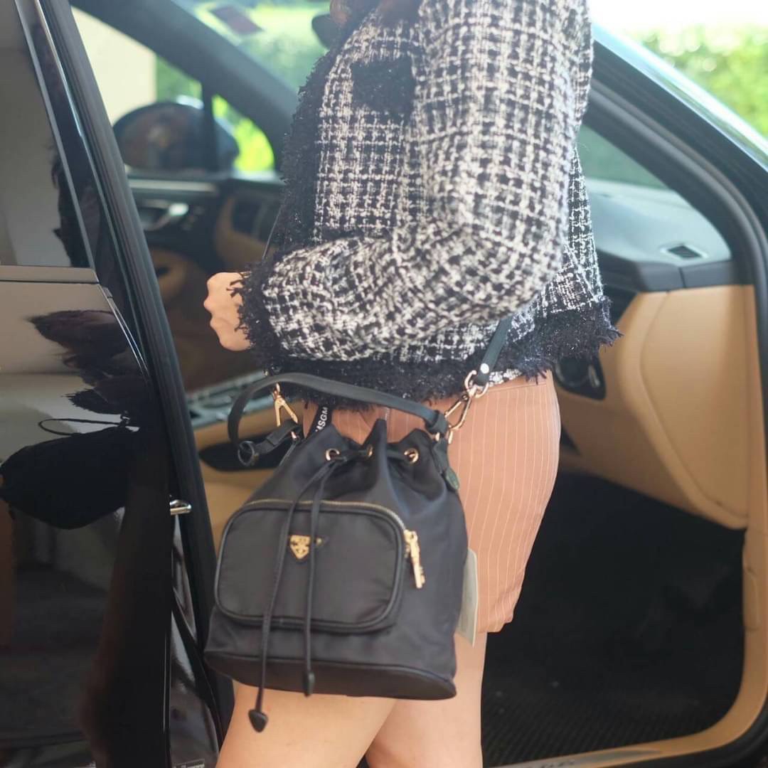 Size NORMAL : Prada Nylon Bucket Bag Black ใครๆก็หลงรัก **ทรงขนมจีบใหญ่ PRADA DRAWSTRING BAG กระเป๋าผ้า NYLON SILK เนื้อหนาซับในอย่างดี จุดเด่นคือ กระเป๋าสามารถ จุของได้เยอะมาก ด้านในมีช่องซิปพร้อมช่องใส่ของอีกหนึ่งช่อง น