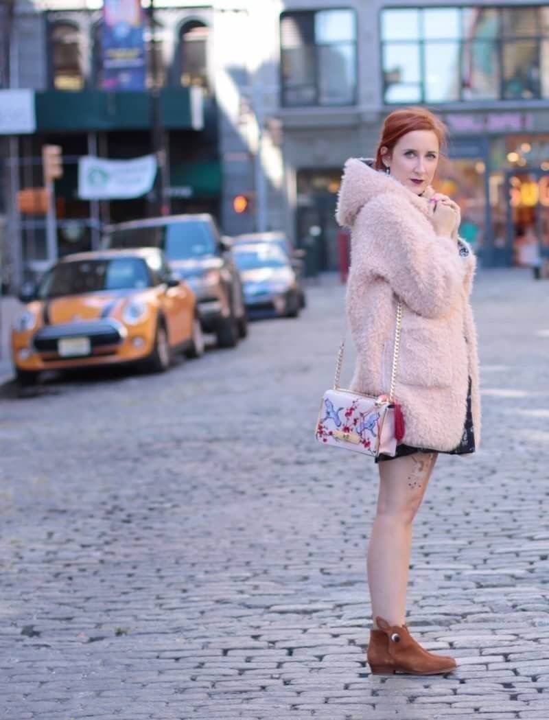 ALDO Bergantino Cross Body Handbag กระเป๋าถือหรือสะพายรุ่นใหม่ล่าสุดจาก ALDO แบรนด์ดังแคนนาดาดีไซน์สุดชิคน่ารักมุ้งมิ้งปักเลื่อมลายนกกระเรียนสวยสดใส พร้อมห้อยฟู่ฟรุ้งฟริ้ง เปิดปิดด้วยล๊อคบิดอะไหล่ทอง ภายในมีโลโก้ ช่องซิปและช่องใส่มือถือใส่กระเป๋าสตางค์ยาว