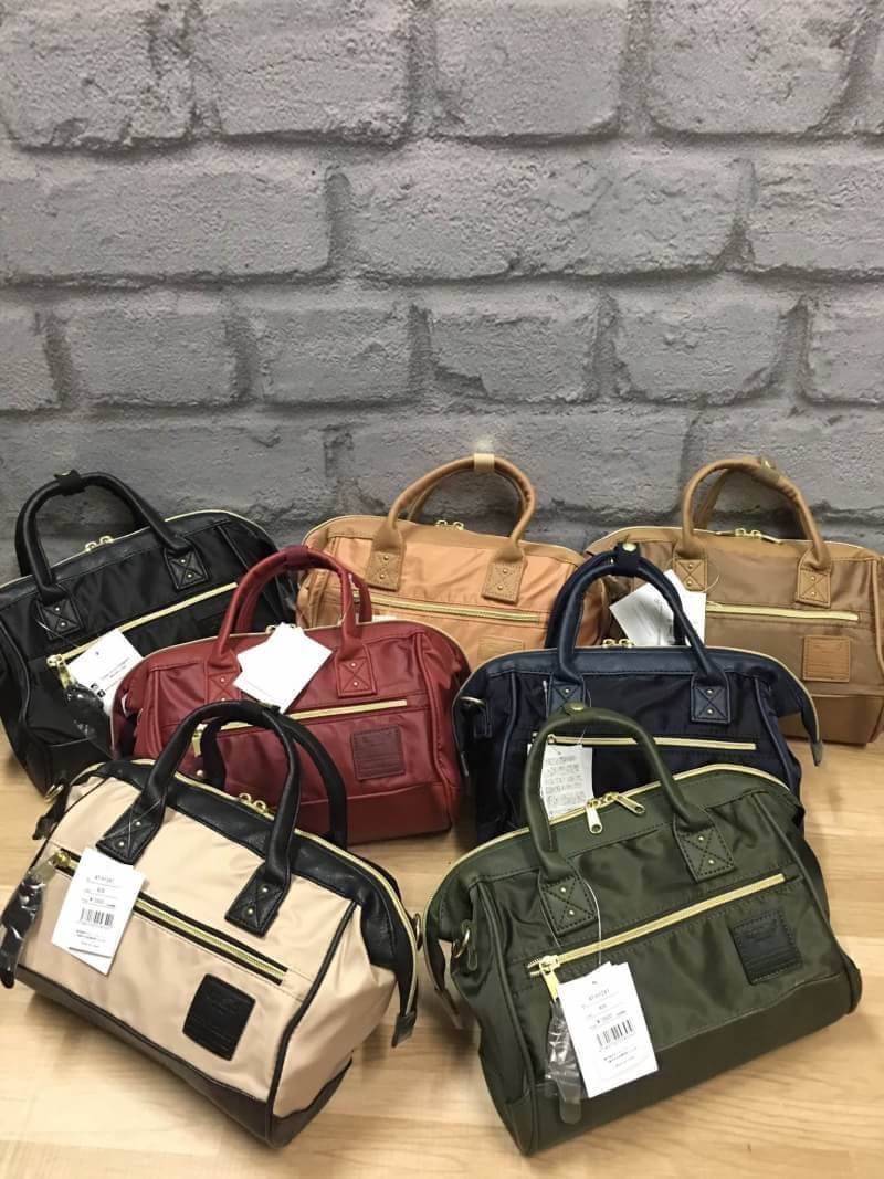 ANELLO NYLON 2 WAY MINI BOSTON BAG 2017 แบรนด์ฮิตติดลมบนในขณะนี้ กับคอลเลคชั่นใหม่เป็นรุ่นทรงShoulder bag วัสดุNYLON สลับกับ Pu น้ำหนักเบา กันน้ำได้ ช่องใหญ่เปิดปิดด้วยซิปคู่ ปากกระเป๋ามีโครงสะดวกใช้ ดูแลรักษาง่าย ตัวจริงน่าใช้ทุกสีเลยคะ เป็นรุ่นใหม่อีกรุ