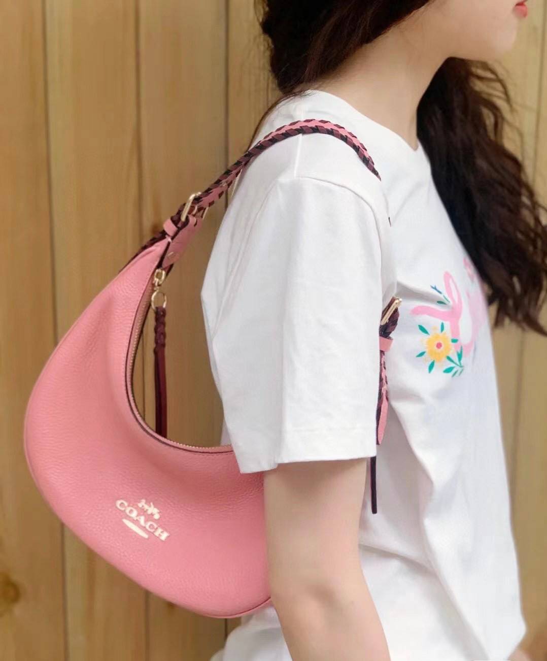 COACH BAILEY HOBO WITH WHIPSTITCH ((C4108//C1322)) พร้อมส่งที่ไทย!! สวยจริงไม่จกตาแน่นอนค่าา กระเป๋าทรงโค้ง ใช้แบบหิ้วหรือคล้องไหล่ก็ดูดี ใช้วัสดุหนังแท้ชั้นดี หนังสวยมากๆค่ะ ด้านหน้าใช้อะไหล่แบรนด์ตัวใหญ่ หรู ดูสะดุดตามีเดียว