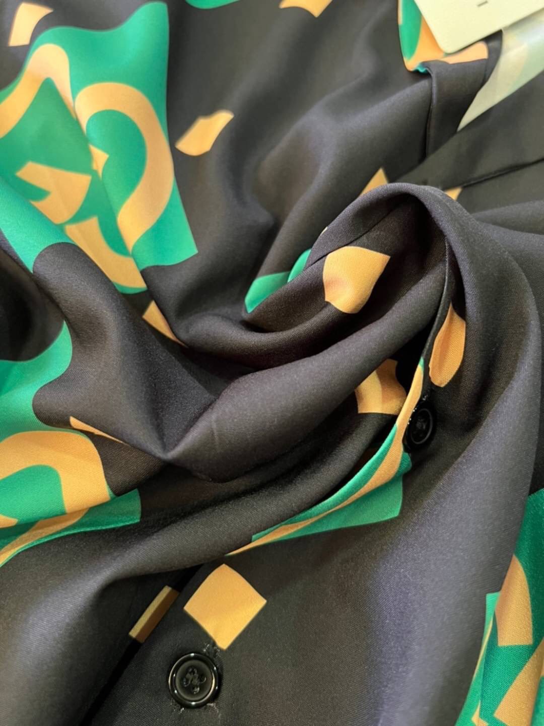 Gucci Geometric print bowling shirt / Gucci Men's Shirts / Gucci Shirts งานเกรดออริจินอล พิมพ์ลายคมชัด มีป้ายแท็กที่คอเสื้อทุกตัว พร้อมส่งที่ไทย ภาพสินค้าถ่ายจากงานขายจริง ใช้งานต่างประเทศได้