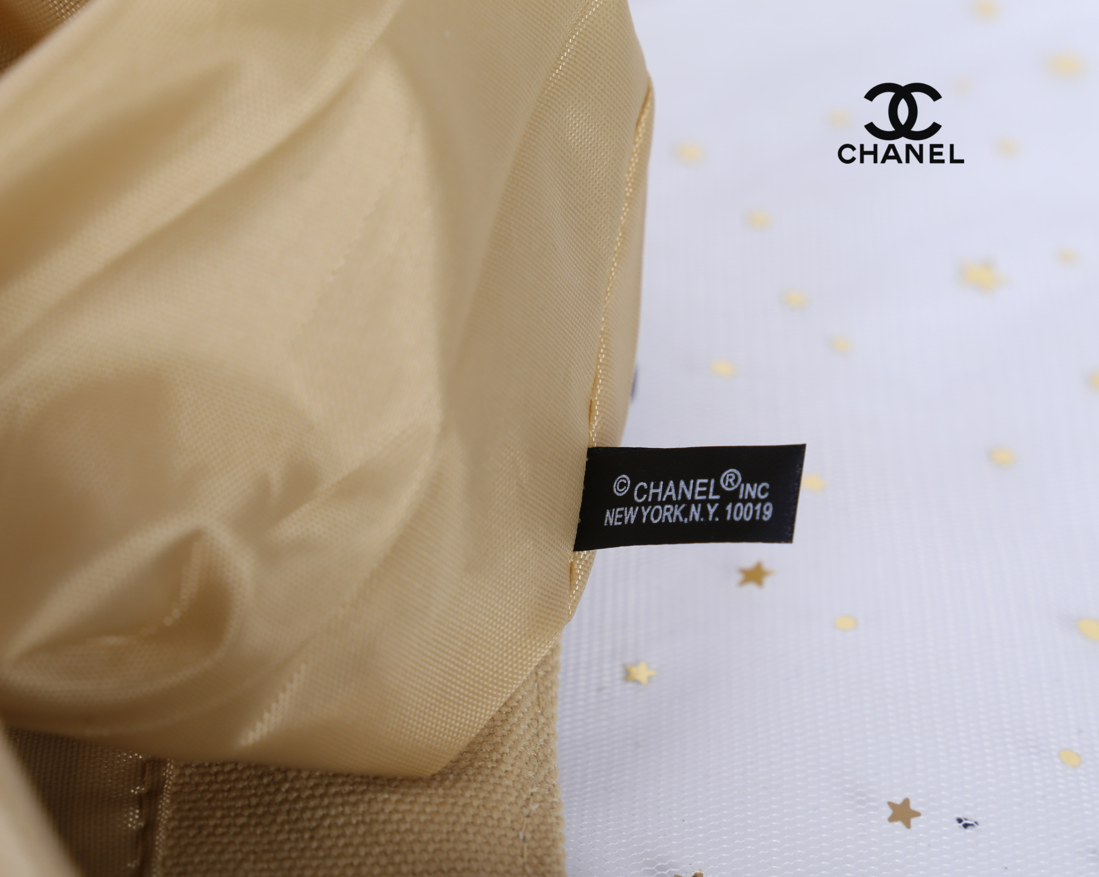 โซ่เงิน Chanel Shopper's Tote กระเป๋าสะพายทรง Tote VIP gift แท้ จาก counter น้ำหอมของ brand วัสดุ canvas เนื้อหนา อะไหล่ปั๊มแบรนด์ ภายในบุผ้าอย่างดี จุได้เยอะ มาพร้อมสายสะพายไหล่ แบบโซ่ต่อหนังสวยหรูค่ะ