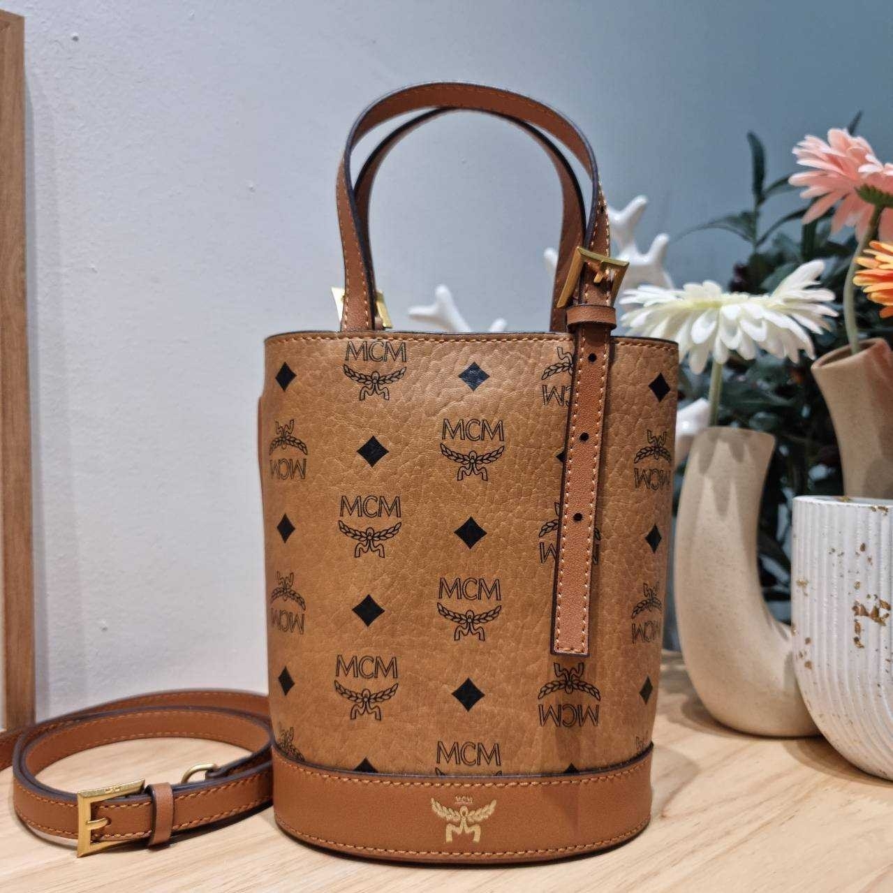 M.C.M AREN BUCKET TOTE IN VISETOS กระเป๋าทรงบัคเก็ต ขนาดกำลังสวย ไอเท็มใหม่ เกรดท็อปออริ 1:1 สลับแท้ ใช้งานต่างประเทศได้