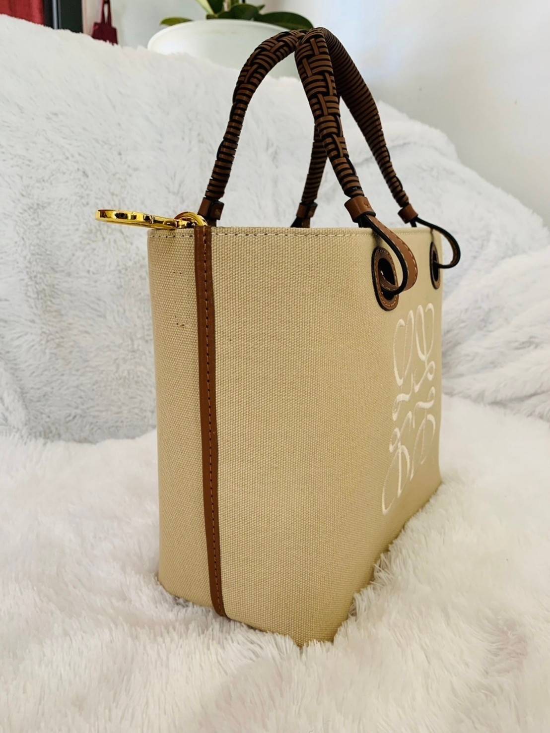 Loewe Anagram leather canvas tote bag / Loewe Tote Bag กระเป๋าโท้ทน้องใหม่ วัสดุทำจากหนังแคนวาส ใช้งานทนทาน ออกแบบมีสายสะพายไหล่และหูหิ้ว เรียกว่าใช้งานได้แบบ 2 in1 งานสวยล้ำ ไม่ซ้ำใคร ปักโลโก้ Anagram ที่ด้านหน้า เปิด-ปิดด้านบนด้วยเชือกผูก ด้านในมีช่องสำ