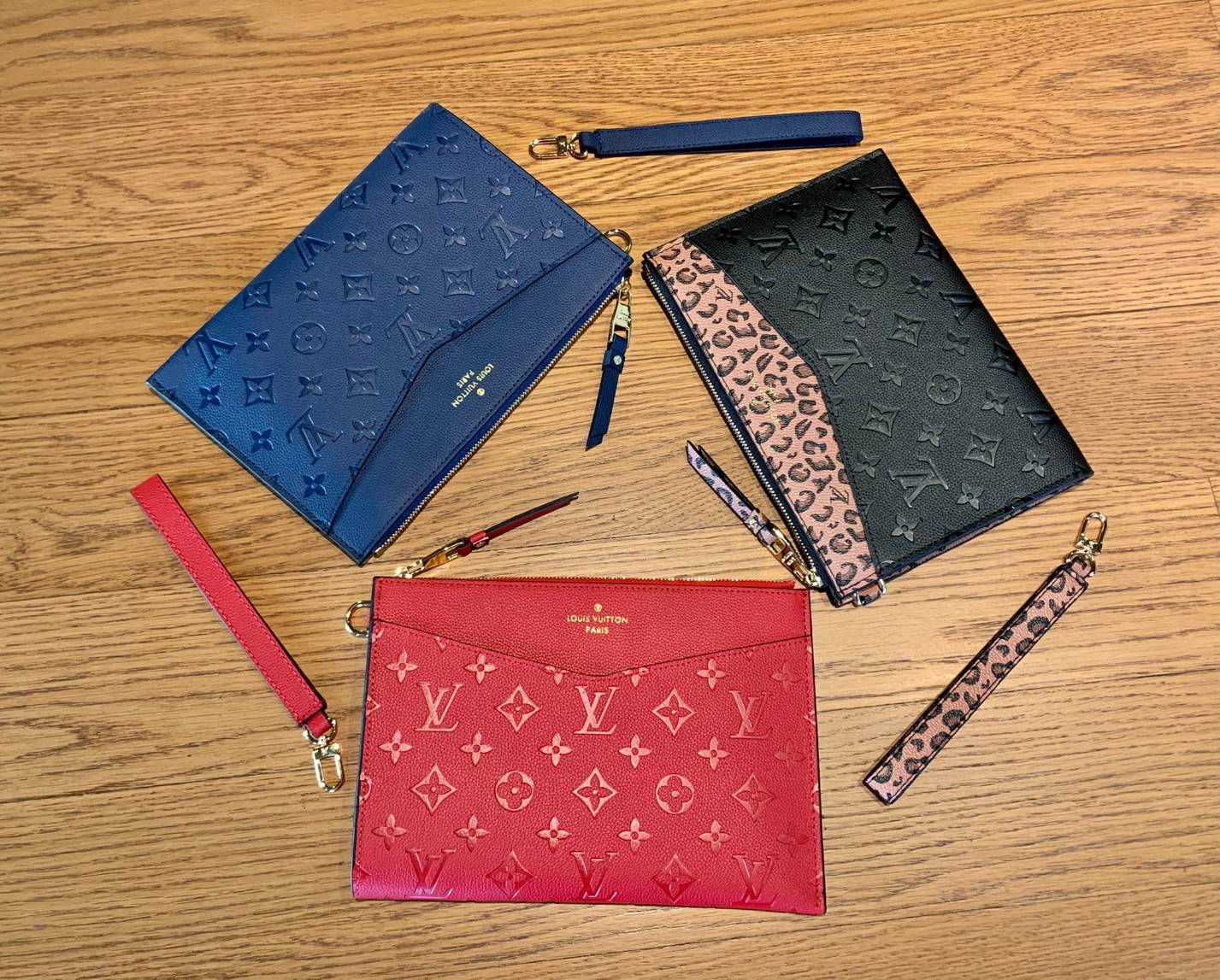 VIP 】จัดสินค้าคุณภาพมาให้สาวๆได้ใช้กันค่าา😘 Louis Vuitton Pochette Mélanie MM Monogram ใช้ขึ้นเครื่องได้เลย✈️ ✔️กระเป๋า ทรงคลัท แบบมีสายคล้องมือ ถอดออกได้หนึ่งสาย ✔️หนังแท้หนา ลายหนังพิมพ์ลายแบรนด์ได้สวยงามมากๆค่ะ