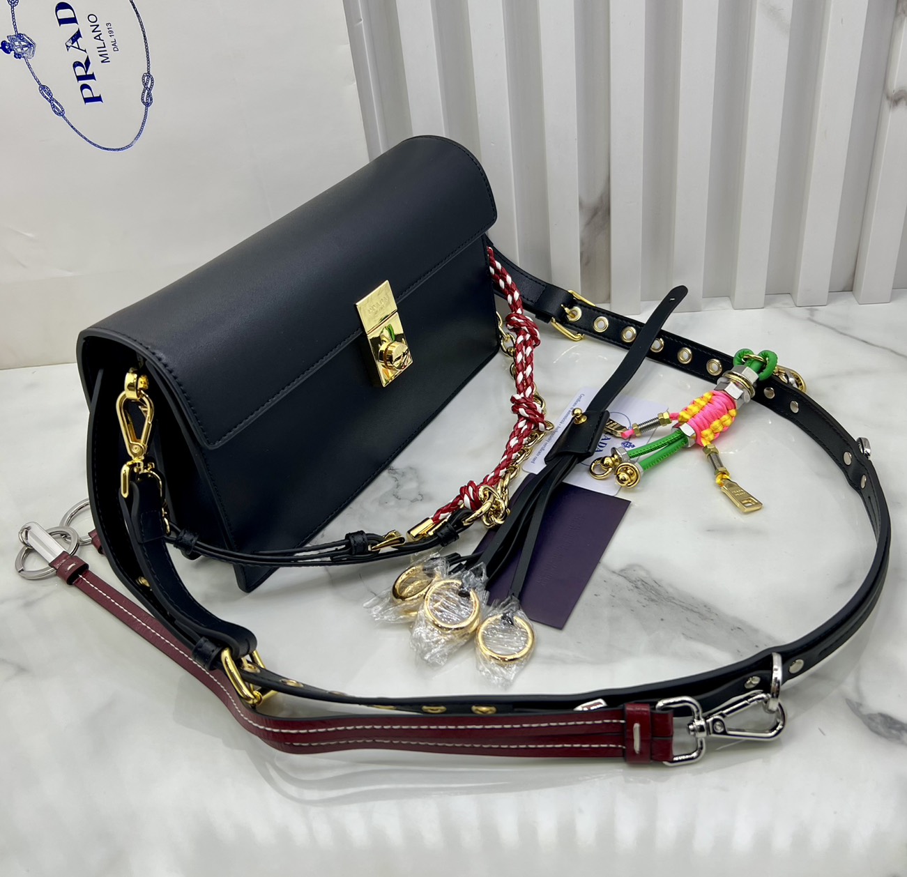 ORI หนังแท้ | 22cm Prada Soft Sound small leather shoulder bag with charms กระเป๋าสะพายทรงกล่อง รุ่นใหม่ล่าสุด มาแรงแบบเกินต้าน ด้วยดีไซน์เรียบ แต่มีกิมมิคเท่ห์ๆ ที่สายและพวงห้อยหลากสีสุดคิวท์