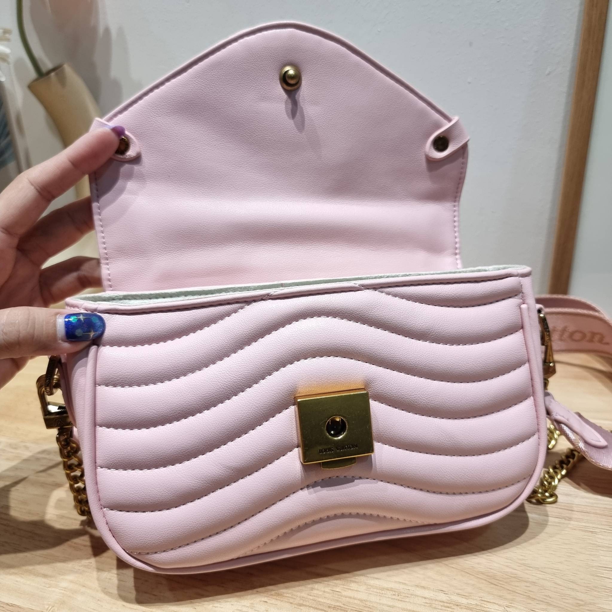 LV new wave pochette multi bag กระเป๋าสะพายมัลติฟังก์ชั่น มาพร้อม box set รับรองว่าดีงาม ลูกเล่นคลาสสิคผสานความวินเทจ มีสายสะพายให้ 2 เส้น และกระเป๋าใบลูก เล็กน่ารัก