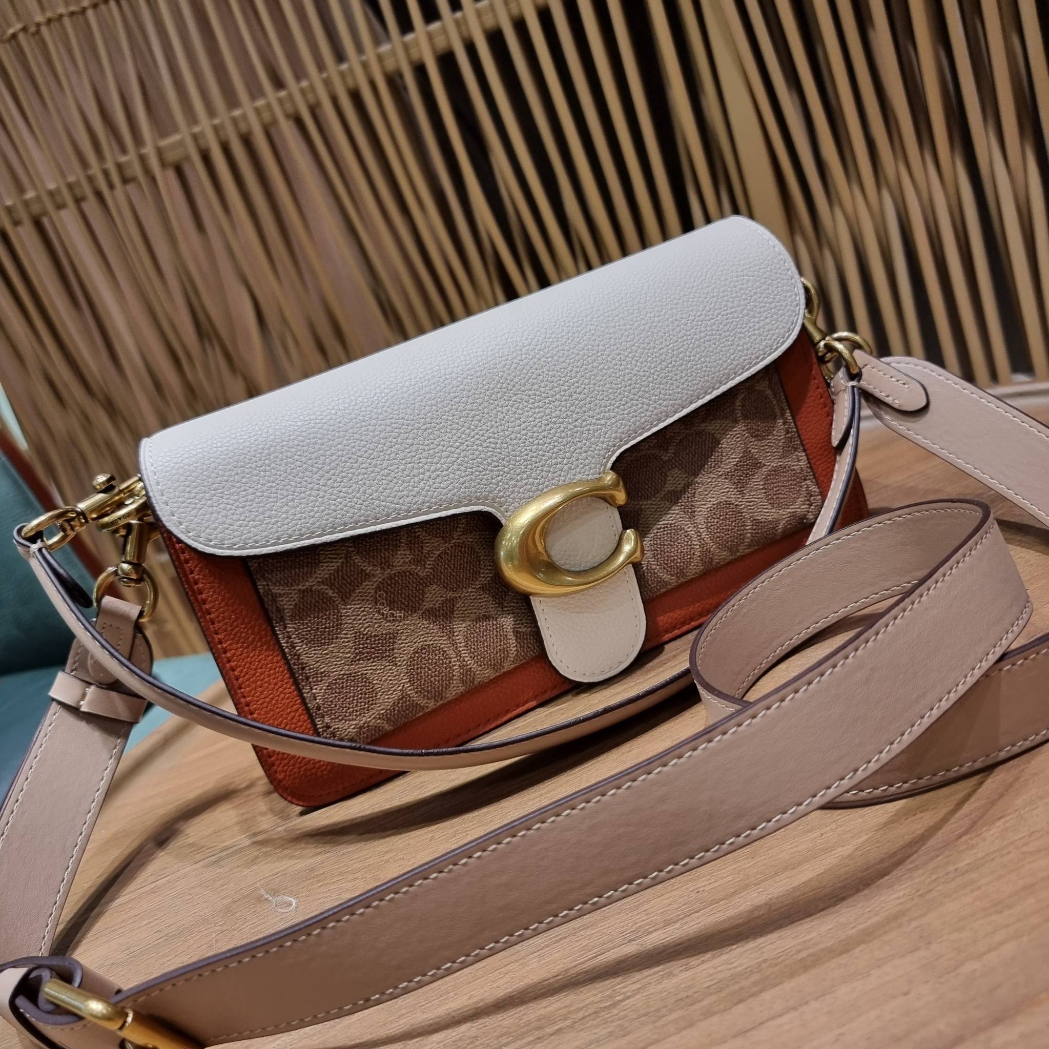 COACH TABBY SHOULDER BAG 26 IN SIGNATURE CANVAS WITH BEADCHAIN (6793,91215) กระเป๋าสะพายไหล่ ดีไซน์วินเทจย้อนยุค สวยคมชัด คลาสสิคใช้ได้ทุกลุค วัสดุหนังแท้สลับหนังแคนวาสเคลือบลาย เปิด-ปิดด้วยแม่เหล็กในตัว รับรองแน่นหนา ด้านหลังมีช่องแยก ภายในเป็นช่องโล่ง ข