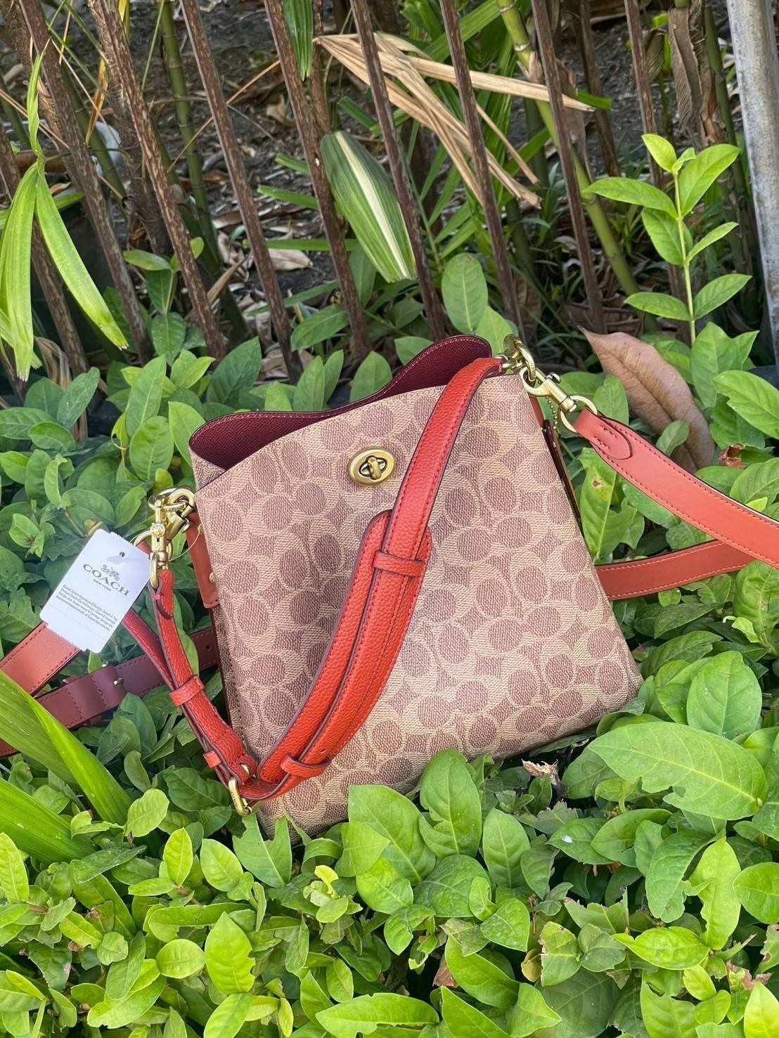 Coach Willow Bucket Bag In Colorblock รุ่นใหม่สุดปัง เป็นกระเป๋าสไตล์ใช้ได้ทุกวัน จุของได้เยอะและน้ำหนักเบา ไซส์กลางใช้หนังลายกรวด มีช่องใส่ของ 2 ช่องและมี 1 ช่องซิปตรงกลางไว้สำหรับใส่ของสำคัญ เปิดปิดแบบ turnlock ถือคล้องแขนหรือสะพายไหล่หรือสะพายข