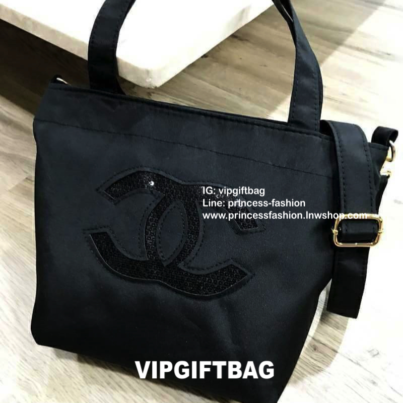 Chanel Beaute Black Sequin Shopping Bag กระเป๋าสะพาย ShoppingBag พรีเมี่ยมกิ้ฟ Limited Edition ของแท้นำเข้าจากเคาน์เตอร์ Chanel Beaute รุ่นใหม่ขนาดมินิประดับคริสตัลสีดำโลโก้ CC สุดคลาสสิคเปิดปิดด้วยซิปหัวซิปแบรนด์ ภายในมีโลโก้และช่องซิป ซับใน Polyester 10