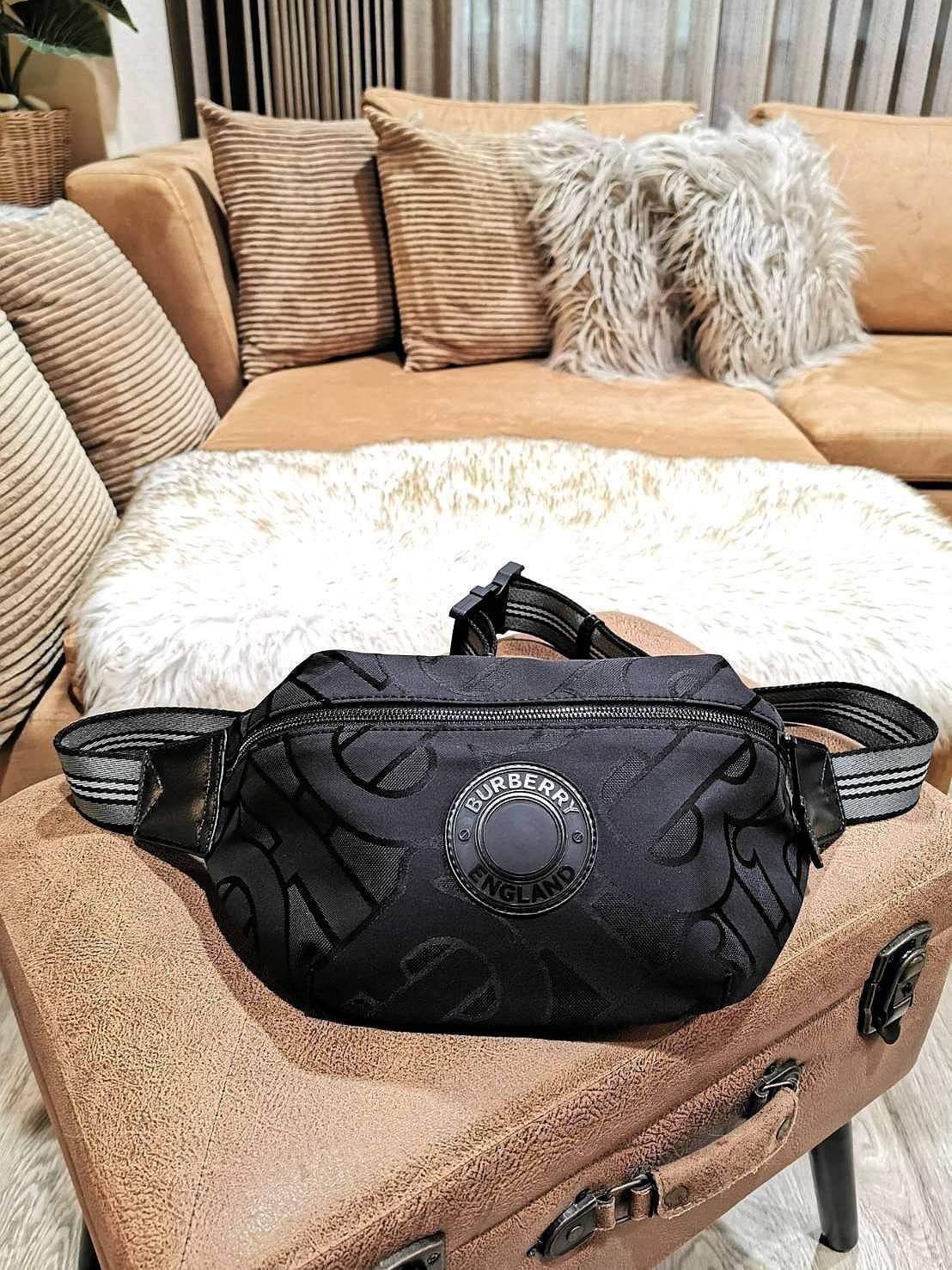 BURBERRY FRAGRANCES MONOGRAM BELT BAG VIP GIFT WITH PURCHASE (GWP) กระเป๋าพรีเมี่ยมกิ๊ฟ Limited จากน้ำหอม BURBERRY วัสดุ100%POLYAMIDE (Nylon & Canvas) น้ำหนักเบามีโลโก้ด้านหน้าเปิดปิดด้วยซิปหัวซิปแบรนด์ ด้านหลังมีช่องซิป ภายในมีโลโก้ใช้ใส่มือถือ กระเป๋าสต