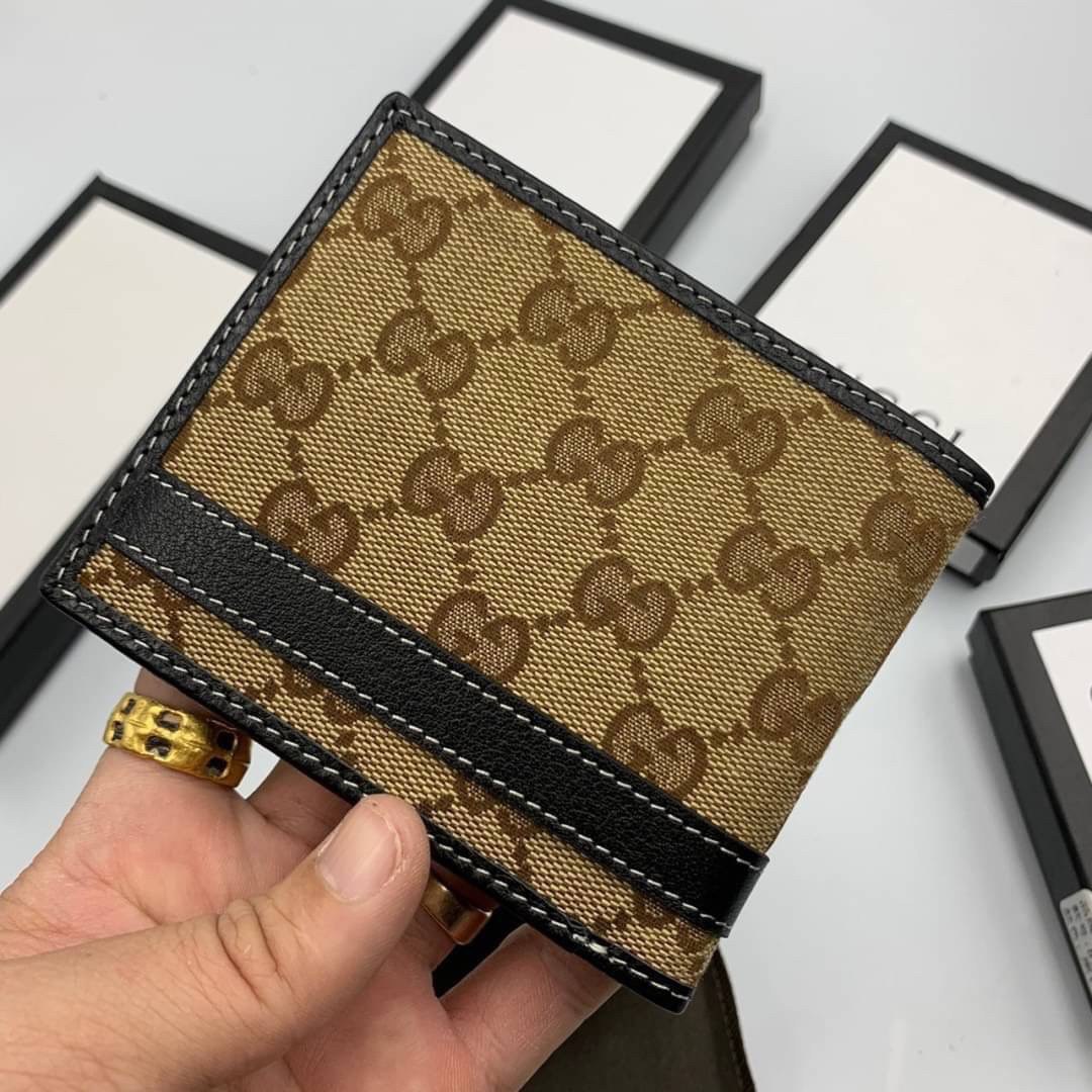 หนังแท้ GUCCI Men Short Wallet รุ่นใหม่ล่าสุด!! หนังสวยเริด ดีงามมากค่าาา กระเป๋าสตางค์ใบสั้น ดีไซน์ใหม่ สวยดูหรู ถือใช้กำลังเหมาะมือ ใส่บัตรได้เยอะ ใส่ธนบัตรได้ทุกชนิด มาครบ set พร้อมส่ง!! เป็นไอเท็มที่หนุ่มๆต้องมีจริงๆจ้า 😎😎