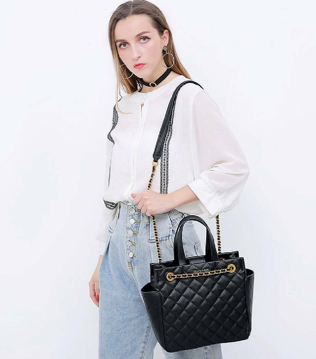 CHARLES & KEITH HANDBAG กระเป๋าถือหรือสะพายดีไซน์สวยหรูวัสดุหนังคาเวียร์อยู่ทรง ด้านหน้ามีโลโก้ ด้านข้างมีช่องใส่ของ มีหูจับถนัดมือ พร้อมสายสะพายโซ่มีที่รองบ่าสามารถใช้สายคู่สะพายไหล่หรือสายเดี่ยว Crossbody ได้ มีหมุดรองฐานกันรอย ภายในมีช่องซิปเเละช่องใส่