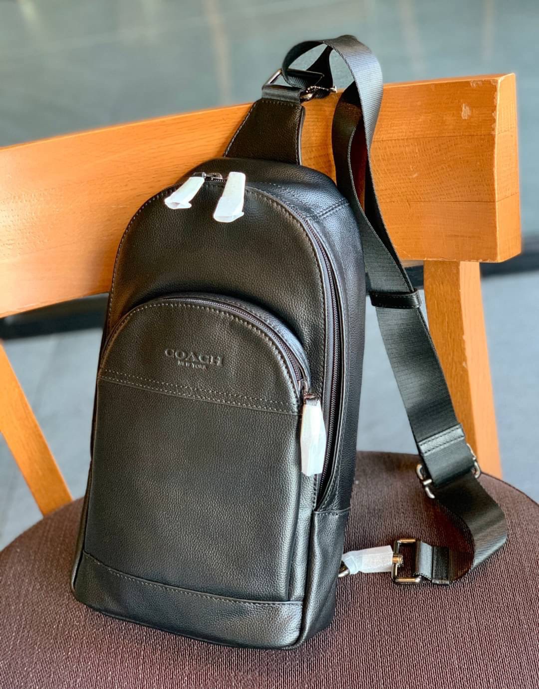 COACH CHARLES PACK ((49312)) กระเป๋าคาดด้านหลัง//หรือคาดอกด้านหน้า รุ่นนี้ใช้หนังแท้ชั้นดี หนังนิ่ม สัมผัสแล้วหลงรักในความนิ่มแน่นอน ด้านหน้ามีให้หนึ่งข่องซิป ช่องหลักแบบซิปคู่ ภายในโล่งลึกใส่สัมภาระจำเป็นในชีวิตประจำวันได้อมีช่องโล่งให้ใส่ของจุกจิกหนึ่งช