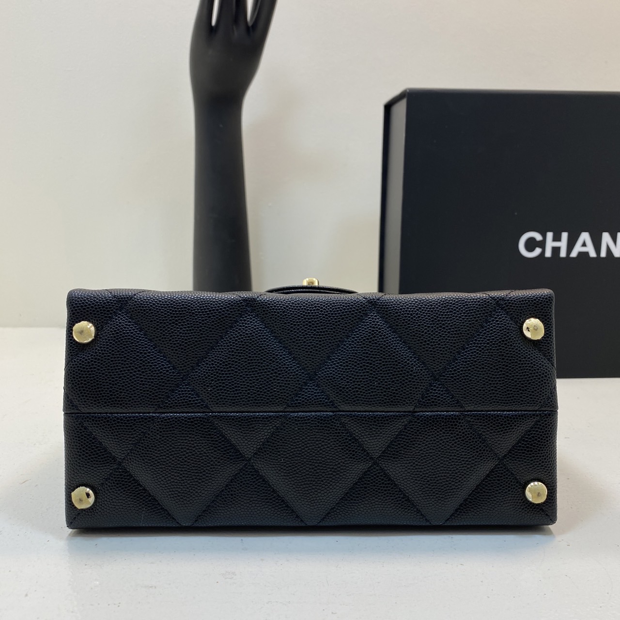 CHANEL 23S Classic Top Handle Flap Bag / Chanel Flap Bag With Top Handle กระเป๋าสะพายคลาสสิก สวยหรูตามเอกลักษณ์แบรนด์