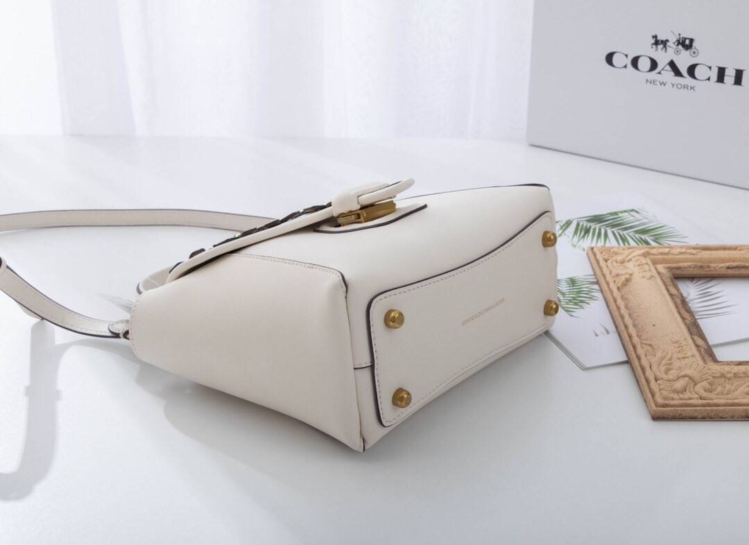 Coach Courier Carryall 23 With Floral Applique สินค้าใหม่ทรงน่ารัก ใช้แล้วดูแพงมากกก มีช่องใส่ขนาดกว้าง ใส่ของได้จำนวนมาก แถมยังสามารถถือเก๋ๆ แบบคุณนาย พร้อมทั้งสะพายเป็น crossbody ก็ได้ โดดเด่นด้วยสีส้น ดูเก๋ไม่เหมือนใครจิงๆ เปิดปิดด้วยกระดุมหมุน ใช้แล้ว