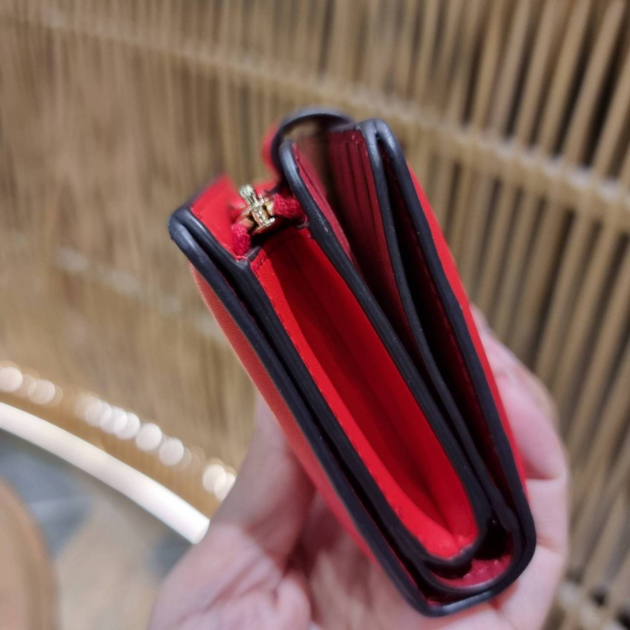 COACH C3454 MEDIUM CORNER ZIP WALLET ความหรูที่ซื้อได้!! กระเป๋าสตางค์ดีไซน์ใหม่ล่าสุด ออกแบบมาหรูดูดี ดีเทลลูกเล่นบุหนัง nappa นิ่มขึ้นเงาสวยมากๆ เปิด-ปิดใช้งานง่าย มีช่องซิปแยก มีช่องใส่บัตร ใส่ธนบัตรได้ทุกชนิด สะดวกใช้จริงๆใบนี้ สาวๆได้ไปใช้แล้วไม่อยาก