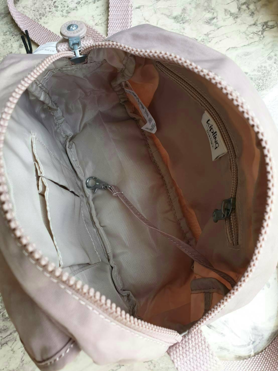 Kipling nylon shoulder bag รุ่น ( K15313 ) >>พร้อมส่งค่ะกระเป๋าสะพายข้างรุ่นใหม่ล่าสุด วัสดุไนล่อน กันน้ำ บุด้วยนวมที่ฐานกระเป๋าเพิ่มความนุ่ม >>รูปทรงสวย ขนาดกระทัดรัด มีช่องกระเป๋าด้านหน้าใส่ของจุกจิกหนึ่งช่อง >>มีช่องซิปหลักนะค่ะ ด้านใ