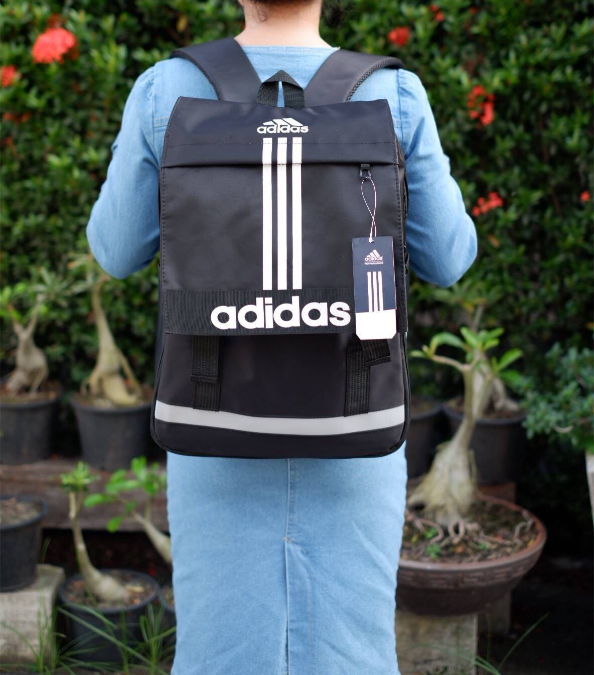 Adidas original Large backpack กระเป๋าเป้ใบใหญ่ วัสดุ nylon เนื้อหนา ดีไซน์ล่ย original brand เปิดปิดด้วยตัวล็อคคู่ด้านหน้า และซิป ด้านข้างมีช่องใส่ขวดน้ำ ภายในกว้าง แบ่งเป็นสัดส่วน ใส่ Laptop ได้ มี support กันกระแทก สายสะพายยาวปรับได้ ใช้ได้ทั้ง ช และ ญ