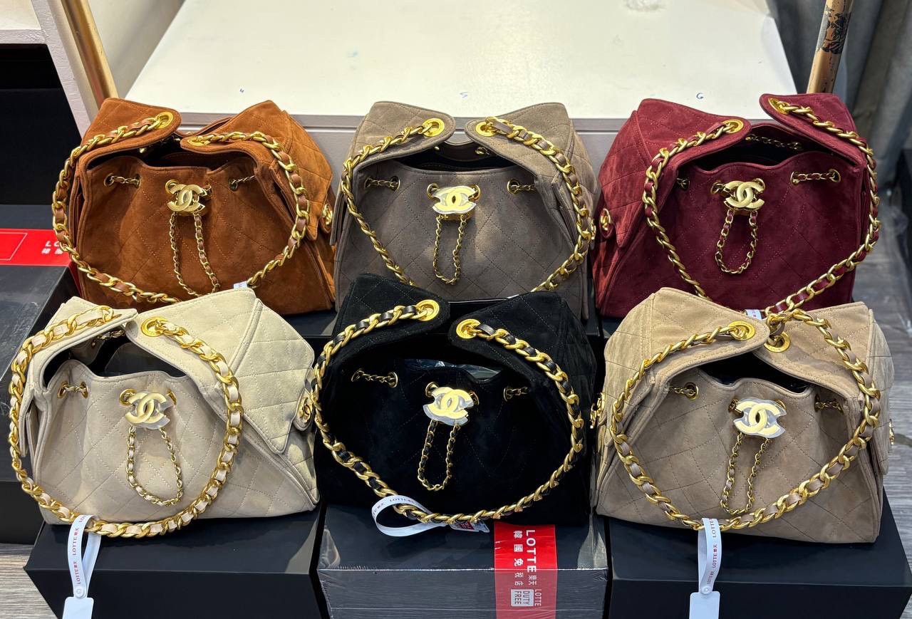 CHANEL 25 Small Suede Handbag กระเป๋าสะพายทรงโฮโบ ใหม่ล่าสุดงานหนังกลับ สวยหรูดูแพง รุ่นขายดีปังสุด รูปทรงใช้งานได้จริง จุของได้ ถือเก๋ๆ เอวี่เดย์ลุค
