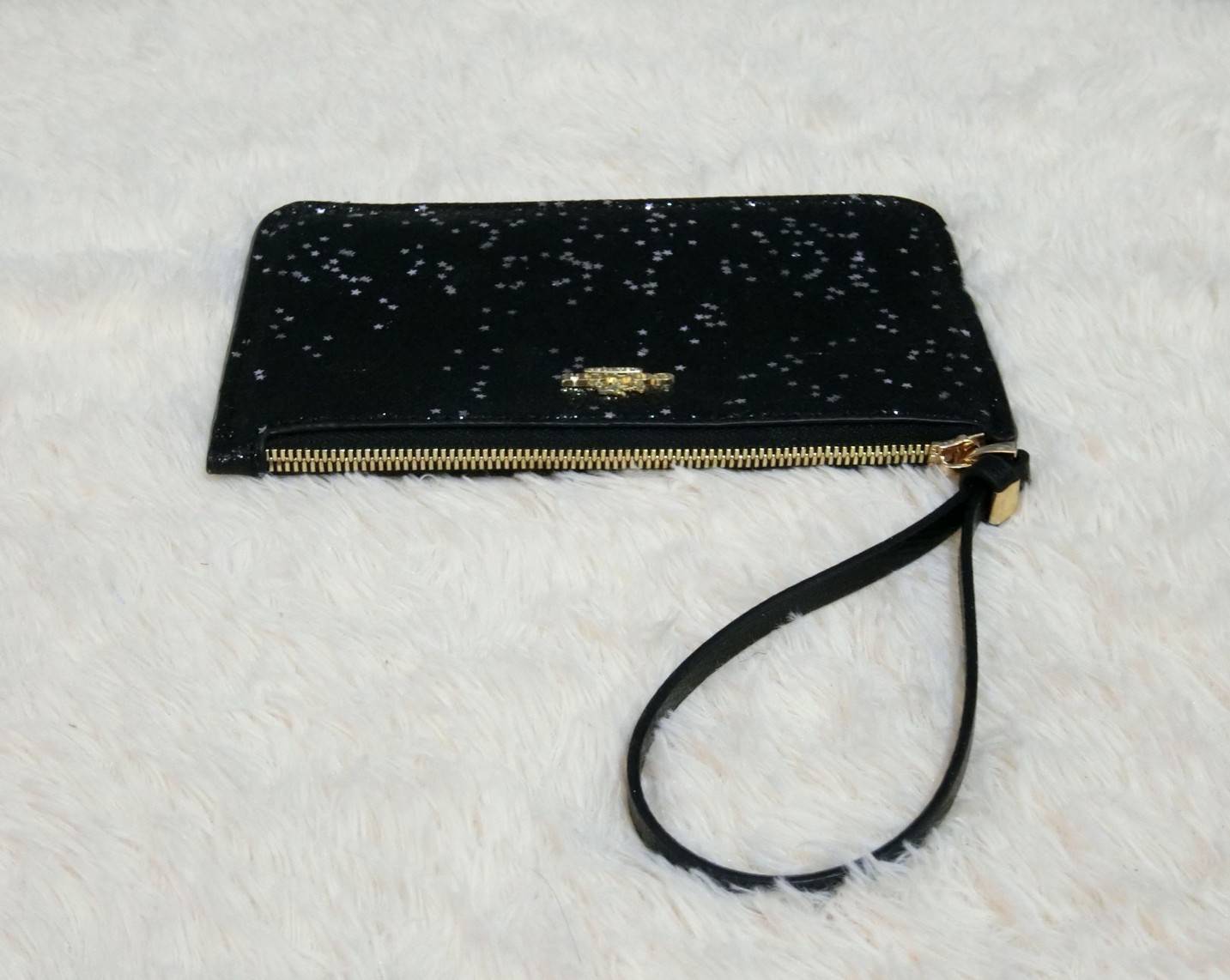 Coach Star Glitter Corner Zip Wristlet / FACTORY HK กระเป๋าคล้องมือทรงคลัช ตัวกระเป๋าตกแต่งกริ๊ตเตอร์ ด้านหน้าติดอะไหล่แบรนด์ สวยหรู เปิดปิดด้วยซิป ด้านในบุผ้ากำหยี่สามารถใส่โทรศัพท์มือถือได้ทุกรุ่น มาพร้อมสายคล้องมือ 1เส้น MUST HAVE!!