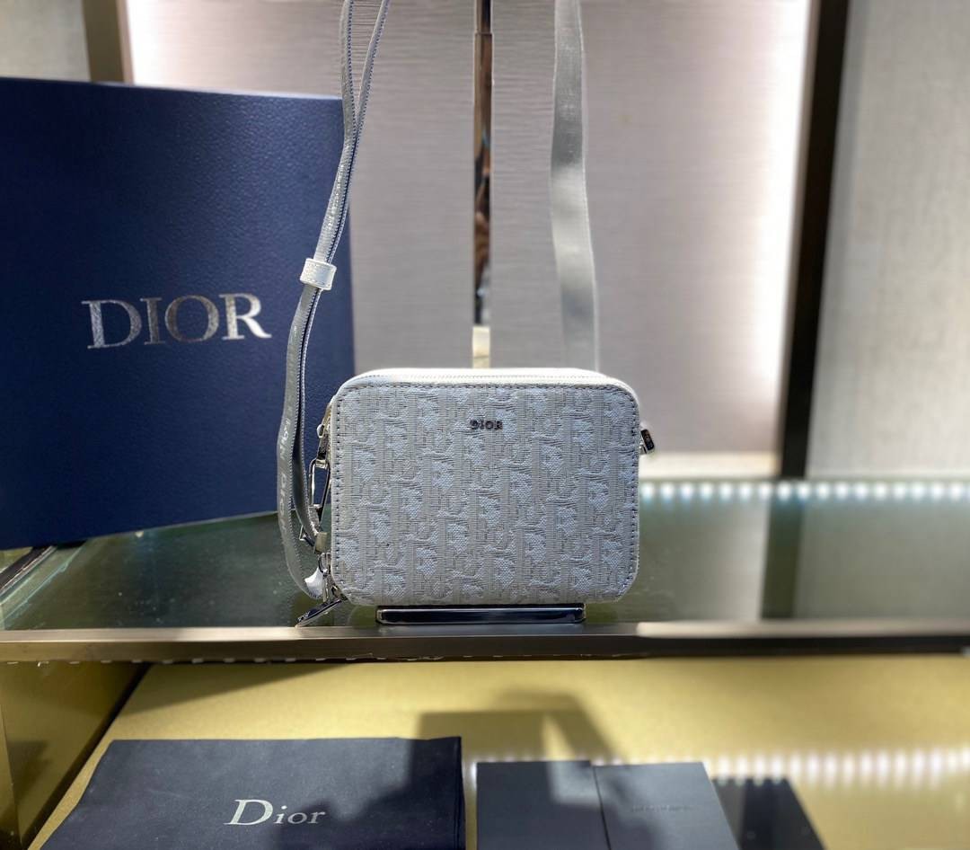 หนังแท้ DIOR POUCH WITH SHOULDER STRAP Oblique Jacquard พร้อมส่งที่ไทย งานหนังแท้และผ้าแจ็คการ์ดออริจินอล ภาพสินค้าถ่ายจากงานขายจริง ใช้งานต่างประเทศได้