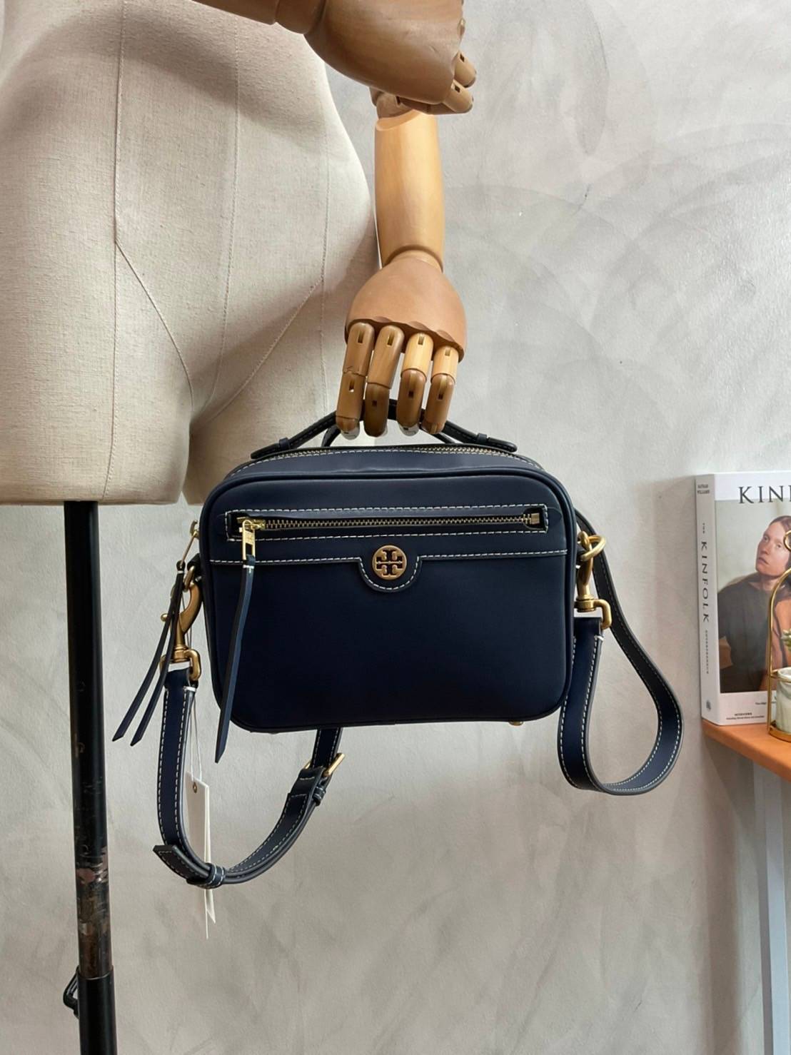 TORY BURCH T MONOGRAM JACQUARD CAMERA BAG กระเป๋าสะพาย Crossbody วัสดุหนังวัวแท้ การออกแบบเรียบง่าย ยังคงความหรูหราเอาไว้ โดดเด่นด้วยลวดลาย T Monogram มาพร้อมสายสะพายยาวแบบสปอร์ต ถอดออกได้ สายปรับระดับได้ ตอบสนองการใช้งานได้ดี มีหูหิ้วด้านบนสามารถใช้งานได