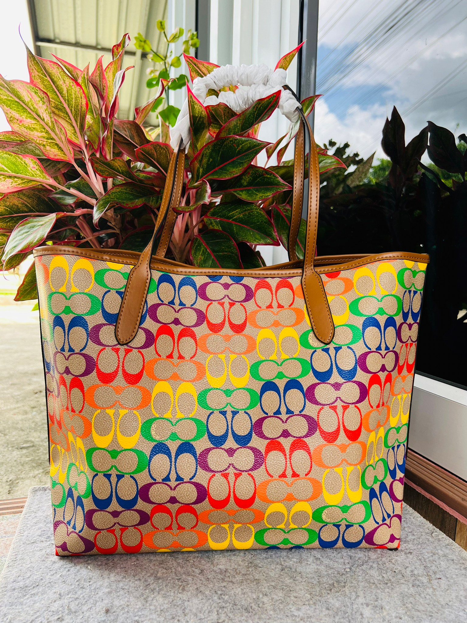 COACH CITY TOTE IN RAINBOW SIGNATURE CANVAS C4181 กระเป๋าสะพายข้างทรงโท้ทใบใหญ่ หนังลาย C สกรีนลายโค้ช รุ่นนี้ ปากกระเป๋าไม่มีชิป มีกระดุม แม่เหล็ก ด้านในมีช่องซิปไว้ใส่กระเป๋าเงินได้คะ เป็น รุ่นยอดนิยมคะ จุของได้เยอะมาก