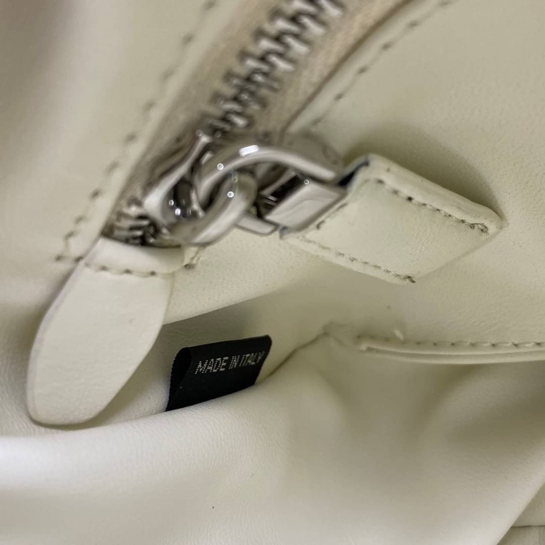 Prada Moon padded nappa-leather bag / PRADA LEATHER HANDBAG พร้อมส่งที่ไทย กระเป๋าสะพาย คอลที่ใครๆ เห็นก็ต้องรัก ขนาดกำลังน่ารัก ดีไซน์สวยดูแพง ด้วยวัสดุที่มีคุณภาพหนัง nappa สัมผัสดีงาม