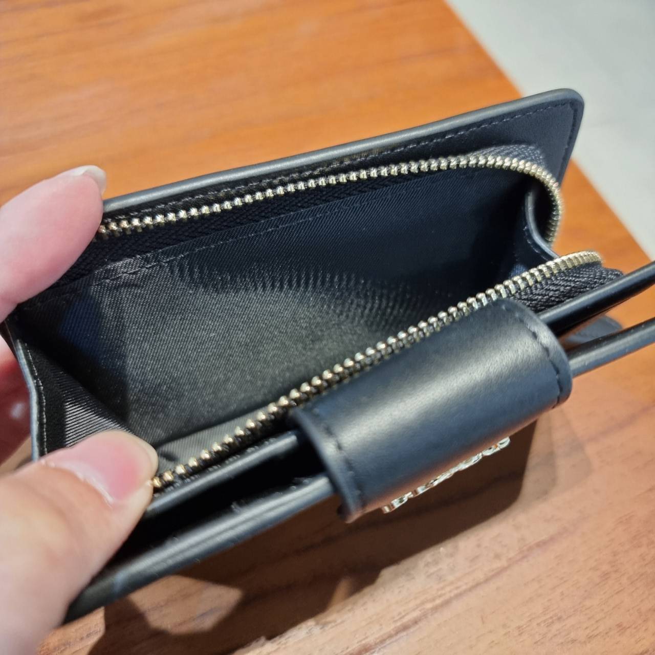 COACH C0082 MEDIUM CORNER ZIP WALLET IN SIGNATURE CANVAS ดีไซน์ใหม่ล่าสุด!! กระเป๋าสตางค์ใบกลาง 👛 ขนาดกำลังเหมาะมือ วัสดุหนังแคนวาสเคลือบลาย ดูแลรักษาง่าย มีช่องใส่บัตรและธนบัตรครบ และช่องซิปแยกไว้ใส่เหรียญ ครบเซ็ทแบบนี้เหมาะส่งต่อเป็นของขวัญที่สุ