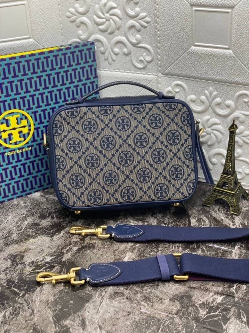 TORY BURCH T MONOGRAM JACQUARD CAMERA BAG การออกแบบที่เรียบง่าย แต่ยังคงความหรูหราเอาไว้ โดดเด่นด้วยลวดลาย T Monogram
