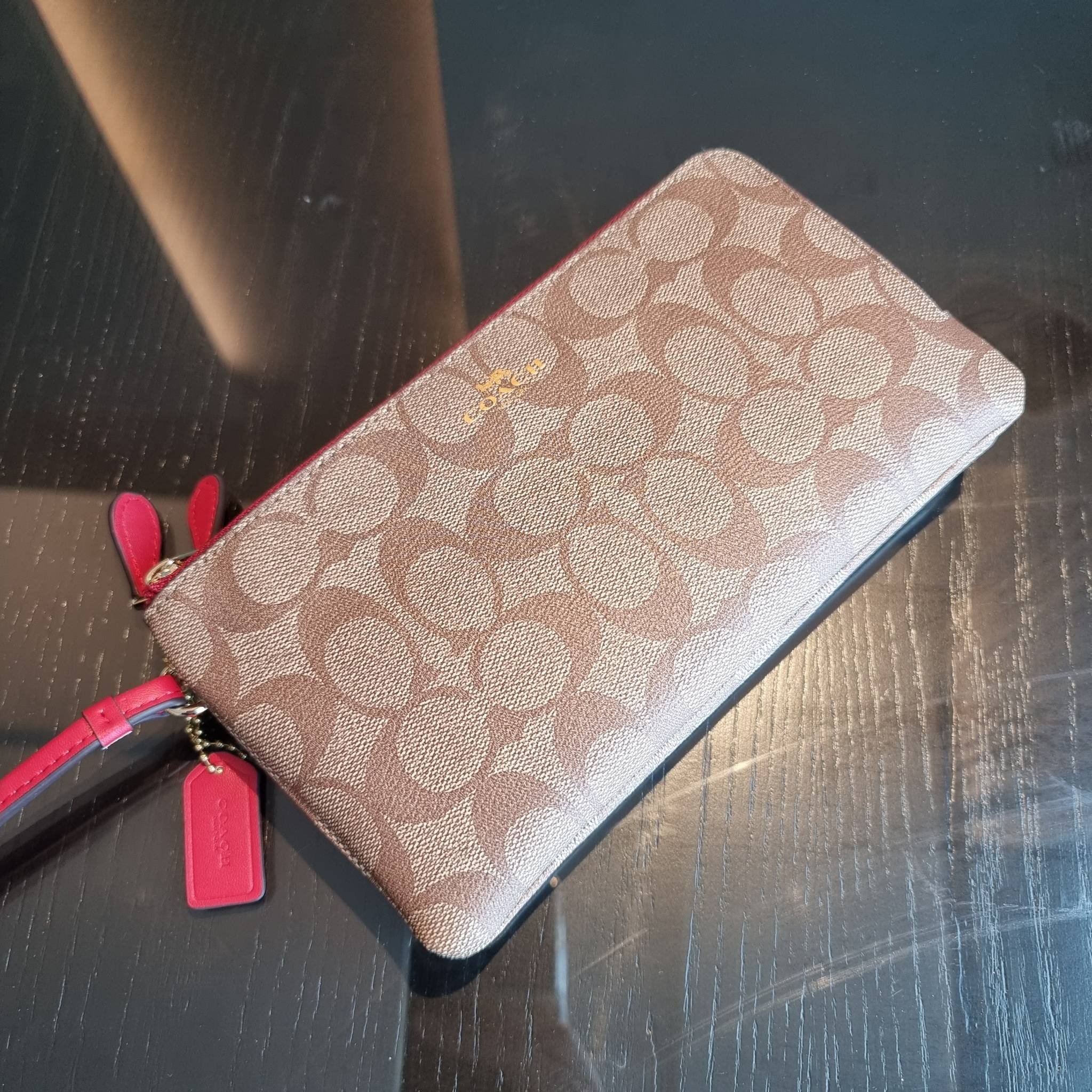 COACH F54057 DOUBLE ZIP WALLET IN SIGNATURE กระเป๋าคล้องมือ size L ใบนี้ใส่มือถือได้ทุกรุ่น ขนาดกำลังดี พกพาสะดวกมากๆ วัสดุหนังสังเคราะห์ ภายในเป็นผ้าสีสวยคม ใส่ธนบัตร ใส่บัตรได้เยอะ ใส่มือถือได้สบายๆทุกรุ่น ตอบโจทย์สาวๆที่ไม่ชอบพกเยอะวุ่นวายจ้า ใบนี้เอาอ