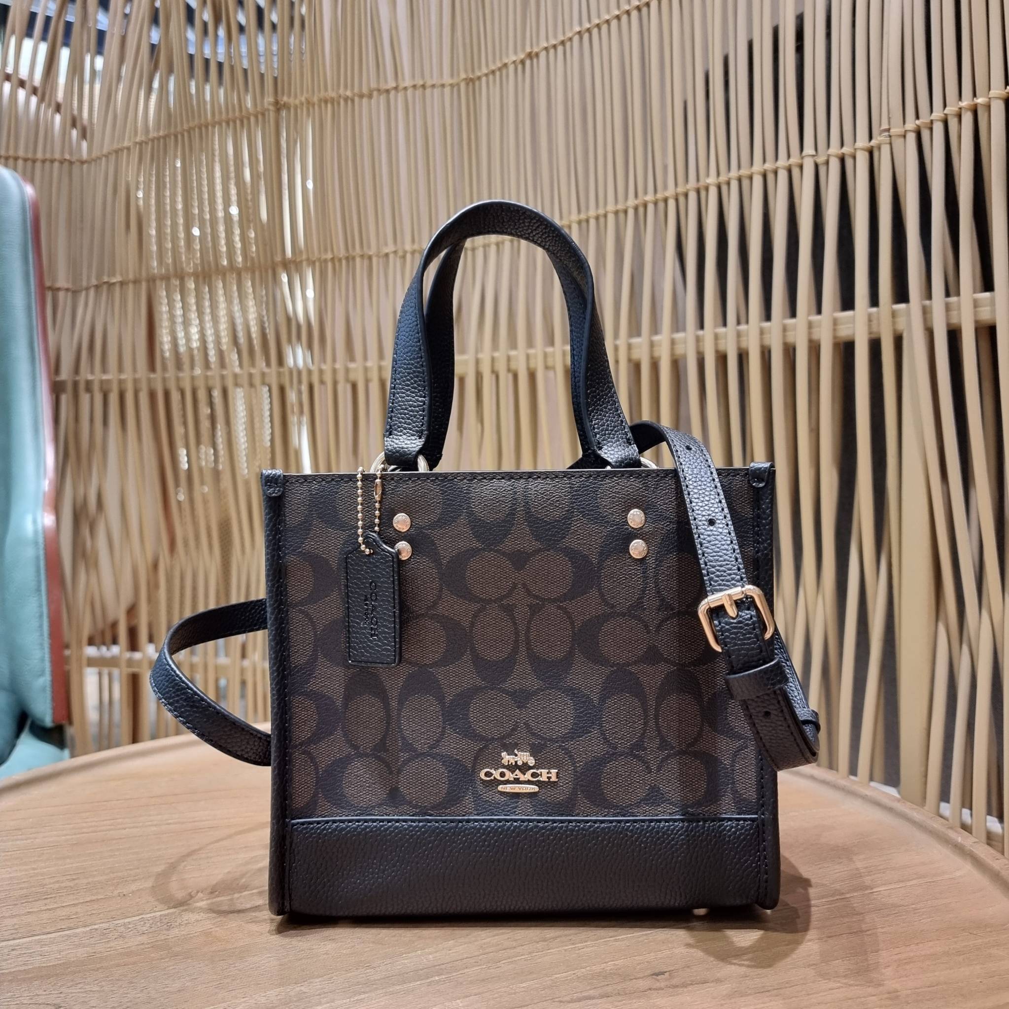 OUTLET 】COACH C5122 DEMPSEY TOTE 22 IN SIGNATURE CANVAS แรงดี กระหน่ำยอดสั่งซื้อมากจ้าแม่!! กระเป๋าทรงโท้ท 22 ที่ขนาดน่ารักน่าใช้มากๆ สาวๆถูกอกถูกใจกันนับไม่ถ้วน!! ฟังก์ชั่นการใช้งานสะดวกที่สุด มีทั้งสายคล้องในตัว และสายครอสบอดี้ ดีไซน์คลาสสิคเรียบหรู วัส