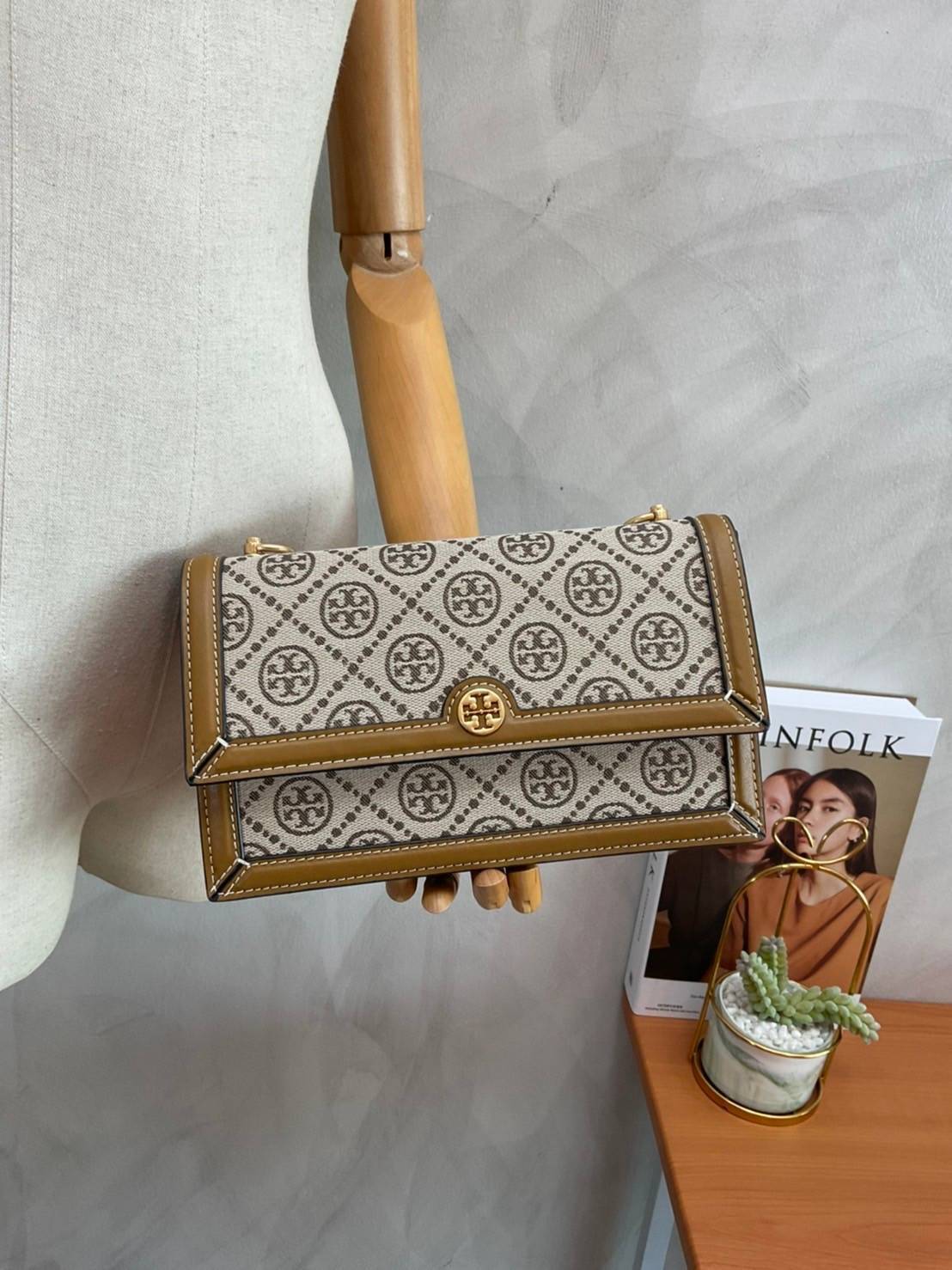 TORY BURCH 81000 MINI T MONOGRAM JACQUARD SHOULDER BAG คอลเลคชั่นฤดูใบไม้ผลิ 2021 กระเป๋าสะพายรุ่นใหม่จาก Tory Burch ดีไซน์สวยคลาสสิค แฝงไว้ด้วยความหรู ลวดลายผ้าแจ็คการ์ด T Monogram บนกระเป๋า Tory Burch นี้ เป็นการยกย่องให้กับงานควิลท์ชาวเพนซิลเวเนียดัตช์